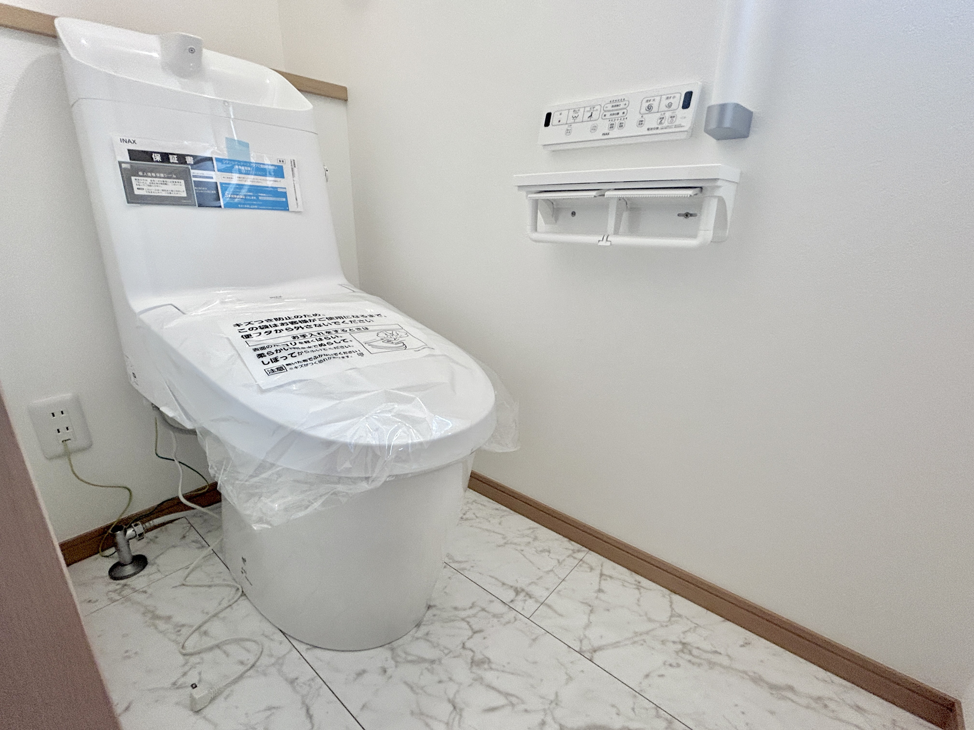 高崎市吉井町吉井第1期　新築住宅全4棟のトイレ|節水型でエコなトイレには、今では当たり前の洗浄付き。便座を温める機能もついていて、居心地良くてトイレから出られなくなるかも！換気用に換気扇はもちろん、窓も着いているので常に快適ですね♪