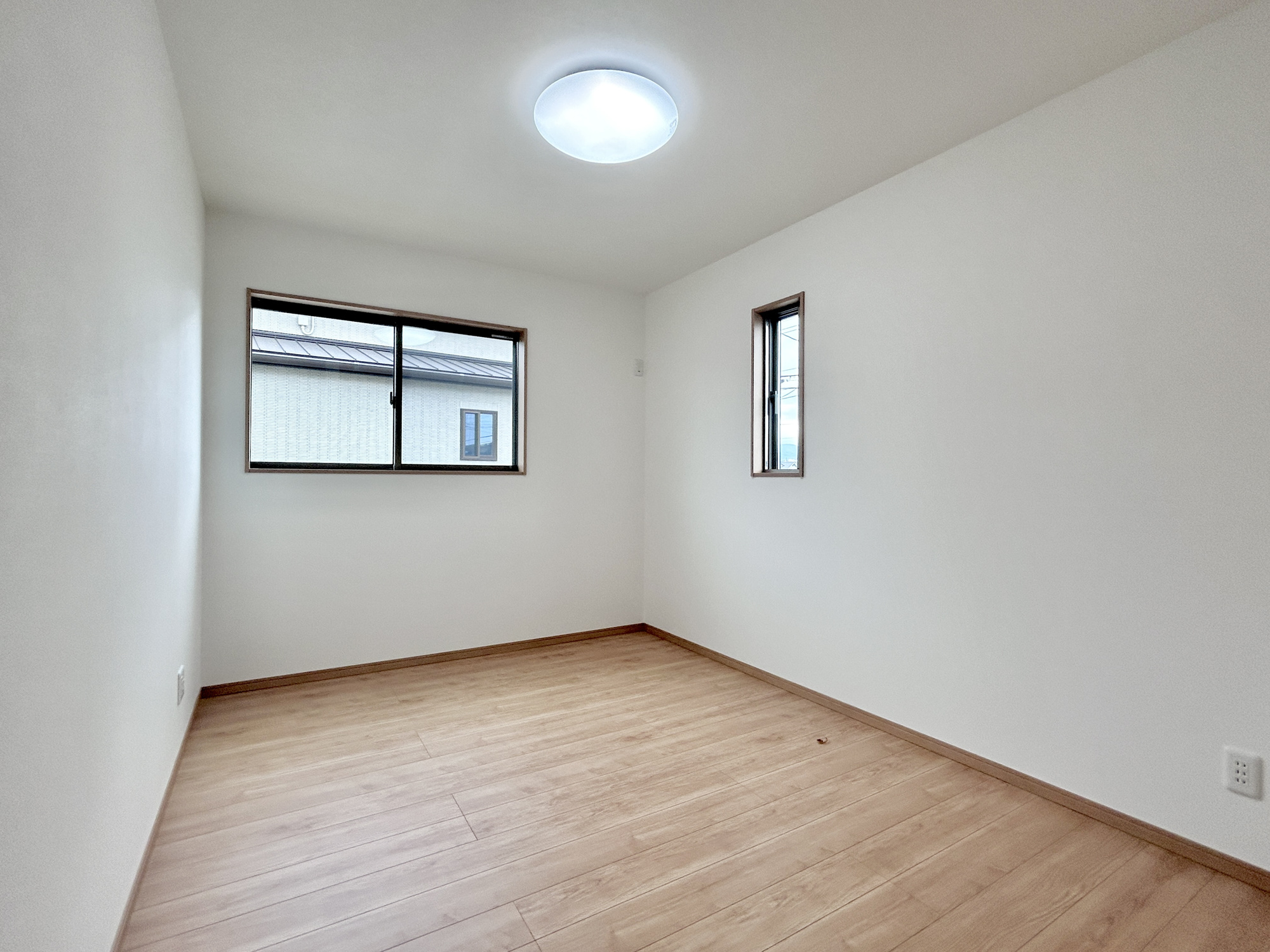 高崎市吉井町吉井第1期　新築住宅全4棟の子供部屋|家族一人ひとりの大切なプライベート空間。趣味に合わせて使って頂けるようシンプルに仕上げてあります。暮らし心地を大きく左右する収納を、適材適所に配置し使い勝手を考慮しました。