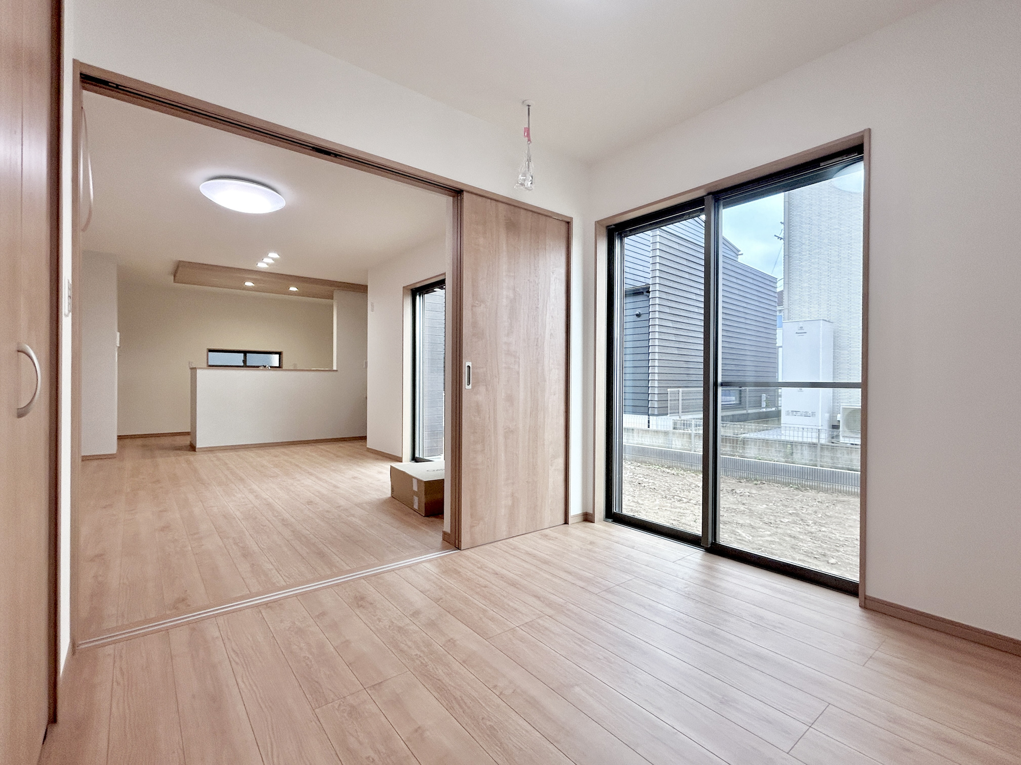 高崎市吉井町吉井第1期　新築住宅全4棟の洋室|LDKと隣接した洋室。
リビングから目が届く場所なので、お子様の遊び部屋・お昼寝スペースとして使うのもオススメです♪