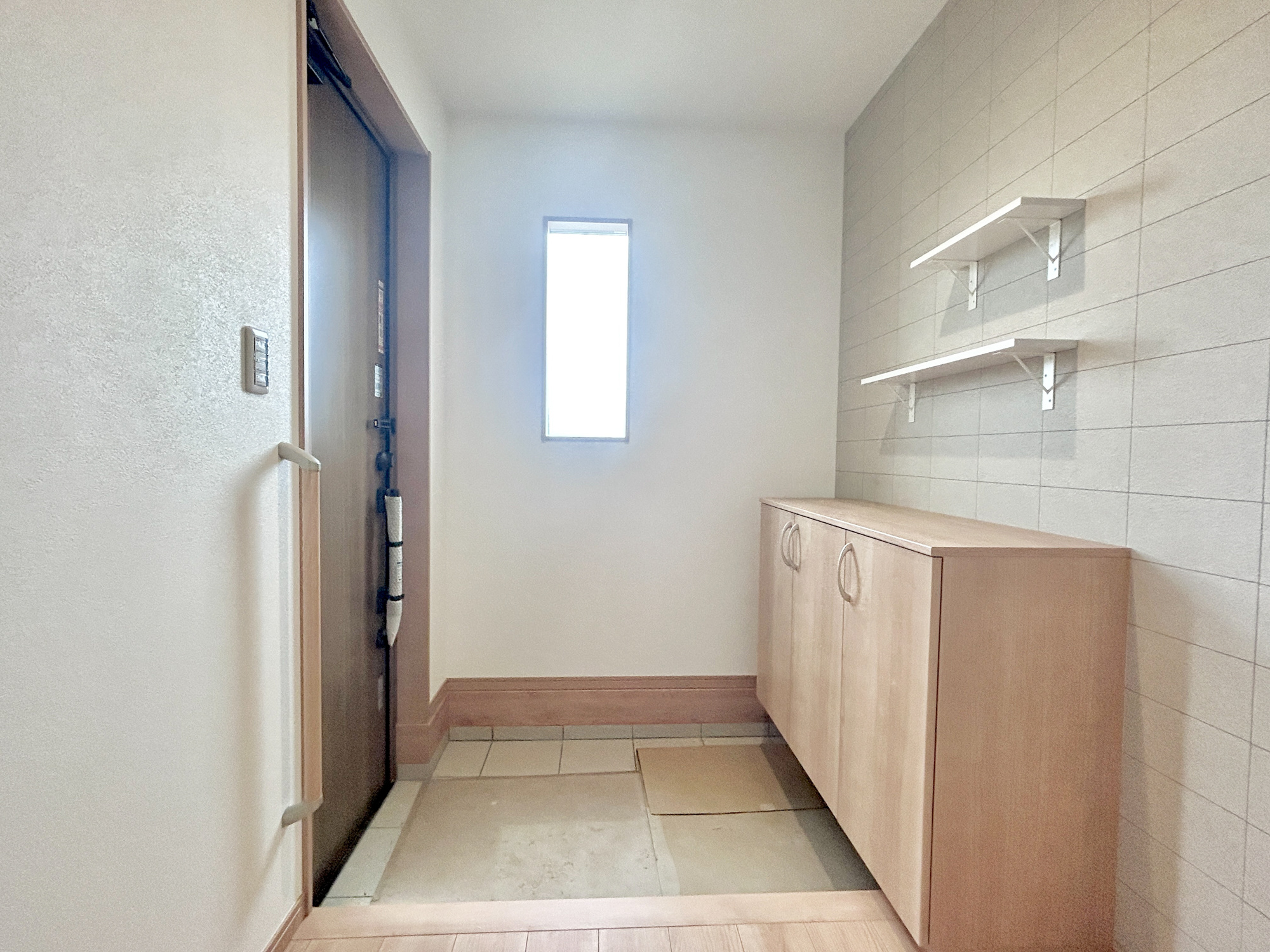 高崎市吉井町吉井第1期　新築住宅全4棟の内装|玄関収納も完備。空いているスペースには小物やカギを置いておくことができ使い勝手も良いです♪