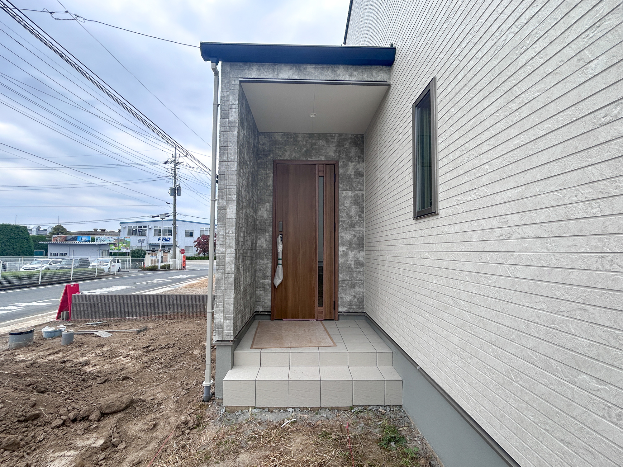 高崎市吉井町吉井第1期　新築住宅全4棟の玄関|明るく優しいイメージの玄関アプローチ。玄関上は屋根があるので雨の心配いらず♪