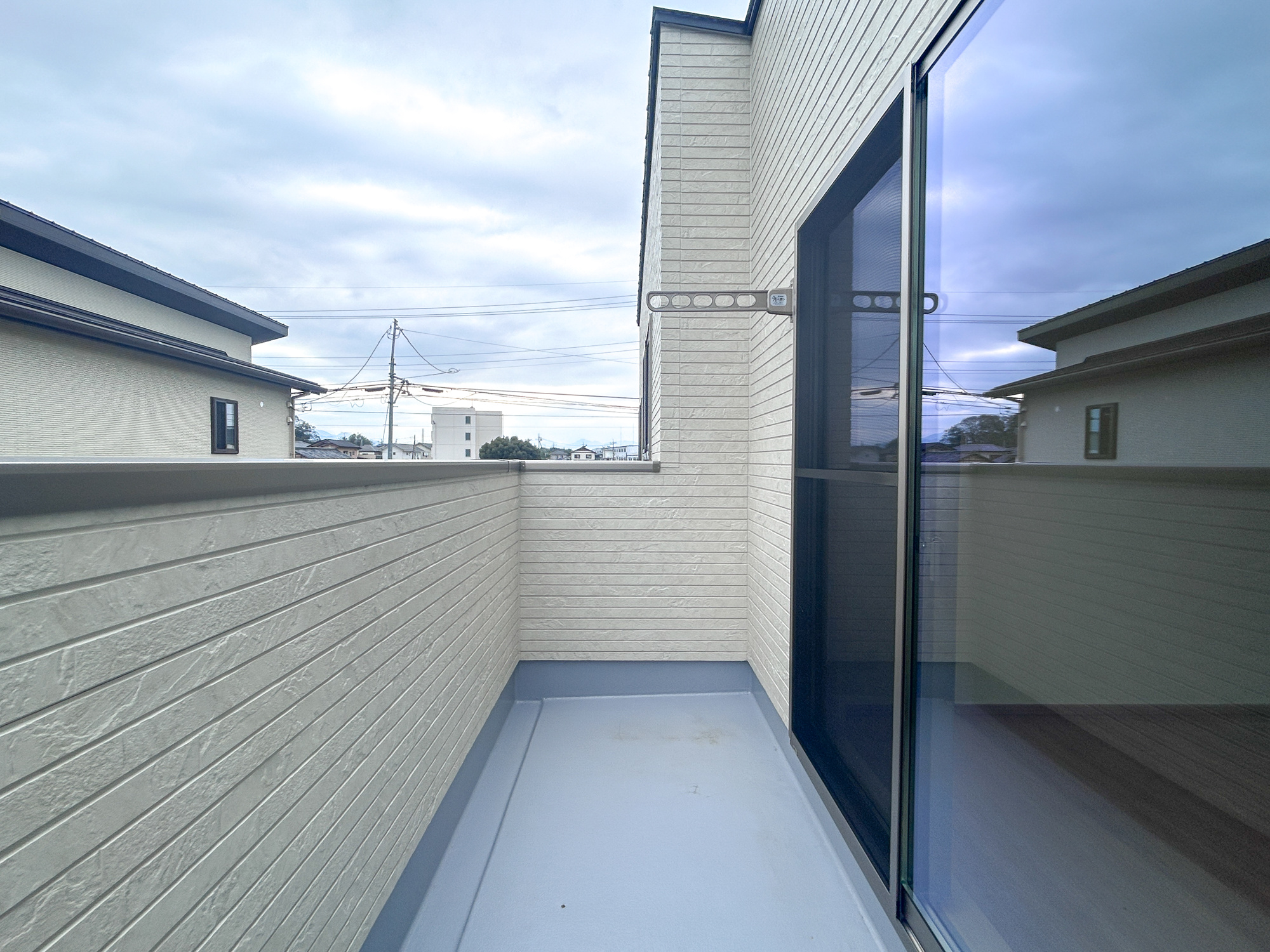 高崎市吉井町吉井第1期　新築住宅全4棟のバルコニー|開放的なバルコニーは見晴らしもよく、太陽の温かな温もりをめいっぱい受け止めてくれます。太陽の光と爽やかな風を受けたお洗濯物はあっという間に乾き、取りこむ時には太陽の匂いを感じられそうですね。
