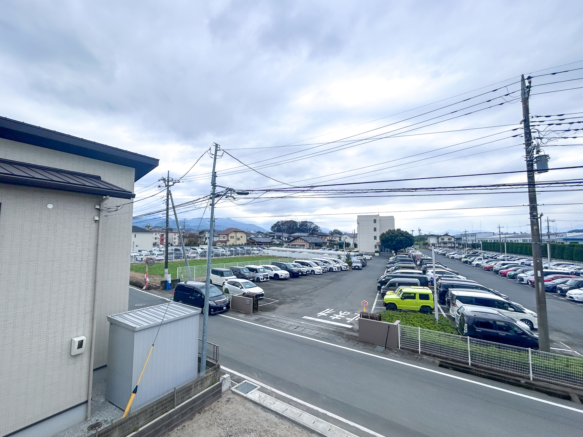 高崎市吉井町吉井第1期　新築住宅全4棟の展望|低層の一戸建てを中心とした街並みが整然と続き、周辺は高い建物が建っていないので、採光や開放性に恵まれ、空が広く緑の多い閑静な趣を感じる環境です。