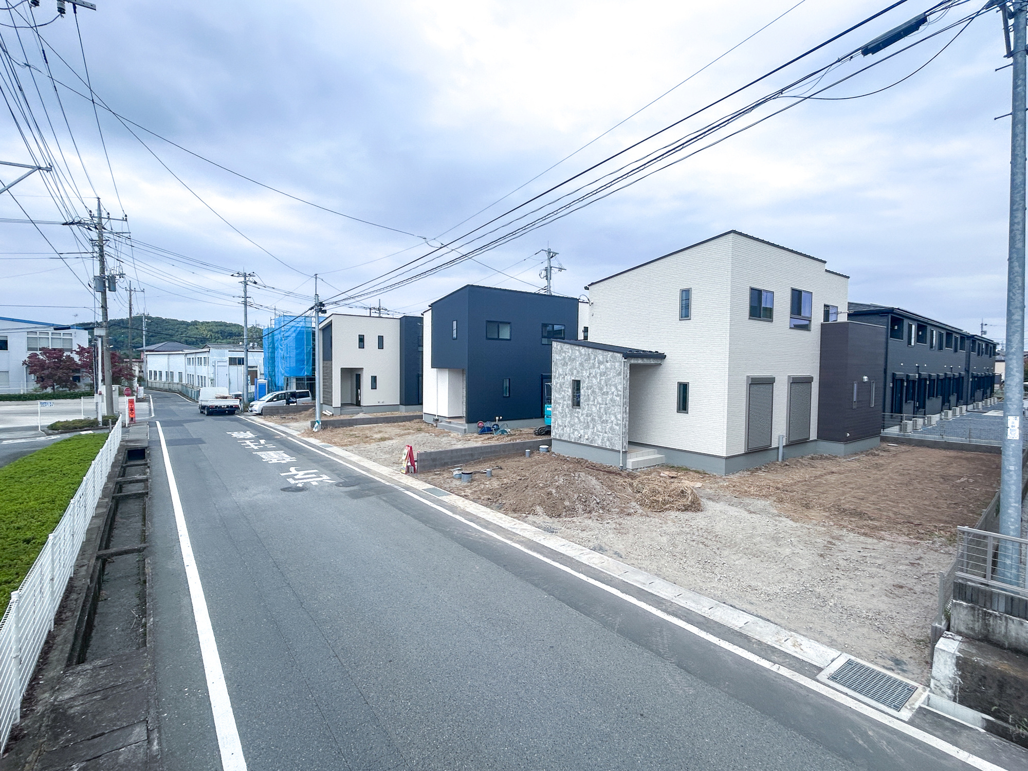 高崎市吉井町吉井第1期　新築住宅全4棟の前面道路含む現地写真|閑静な住宅地で子育て家族にピッタリ。毎日のお散歩も快適な緑に恵まれたエリアで、自然に包まれた穏やかな暮らしを実現するための、ゆとりある住環境が整っています。

