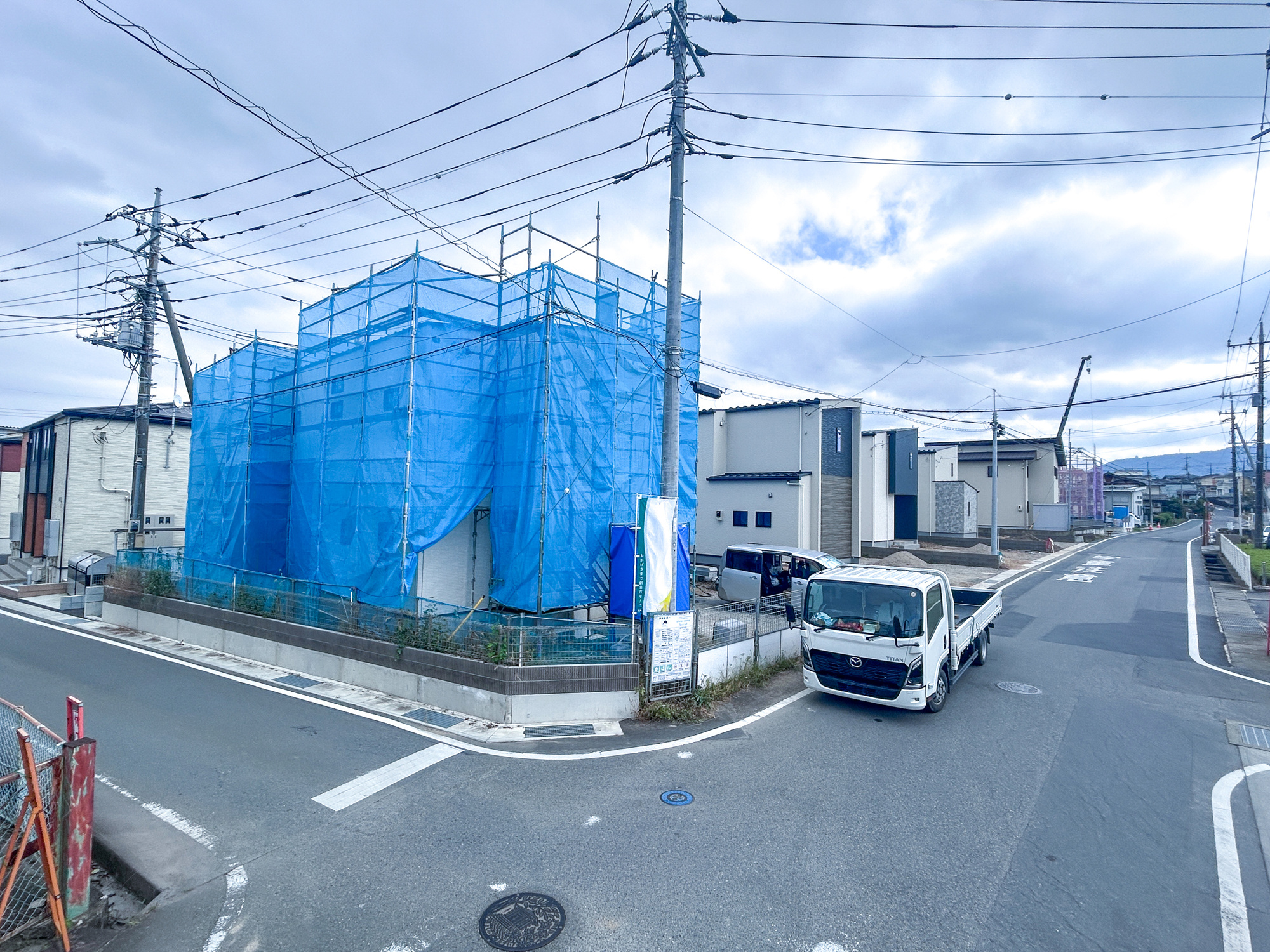 高崎市吉井町吉井第1期　新築住宅全4棟の前面道路含む現地写真|低層の一戸建てを中心とした街並みが整然と続き、周辺は高い建物が建っていないので、採光や開放性に恵まれ、空が広く緑の多い閑静な趣を感じる環境です。

