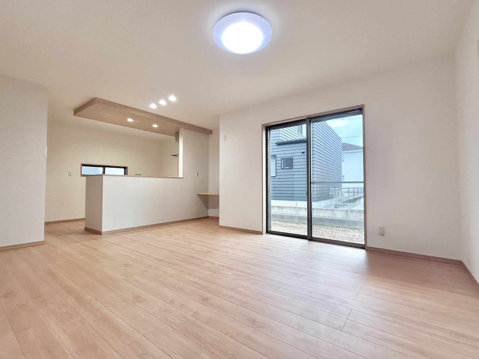 高崎市吉井町吉井第1期　新築住宅全4棟の居間・リビング|大きく開いた窓からは、明るい陽射しが射し込みます。
爽やかな風が吹き抜ける心地良いリビングには、自然と家族が集まります。
