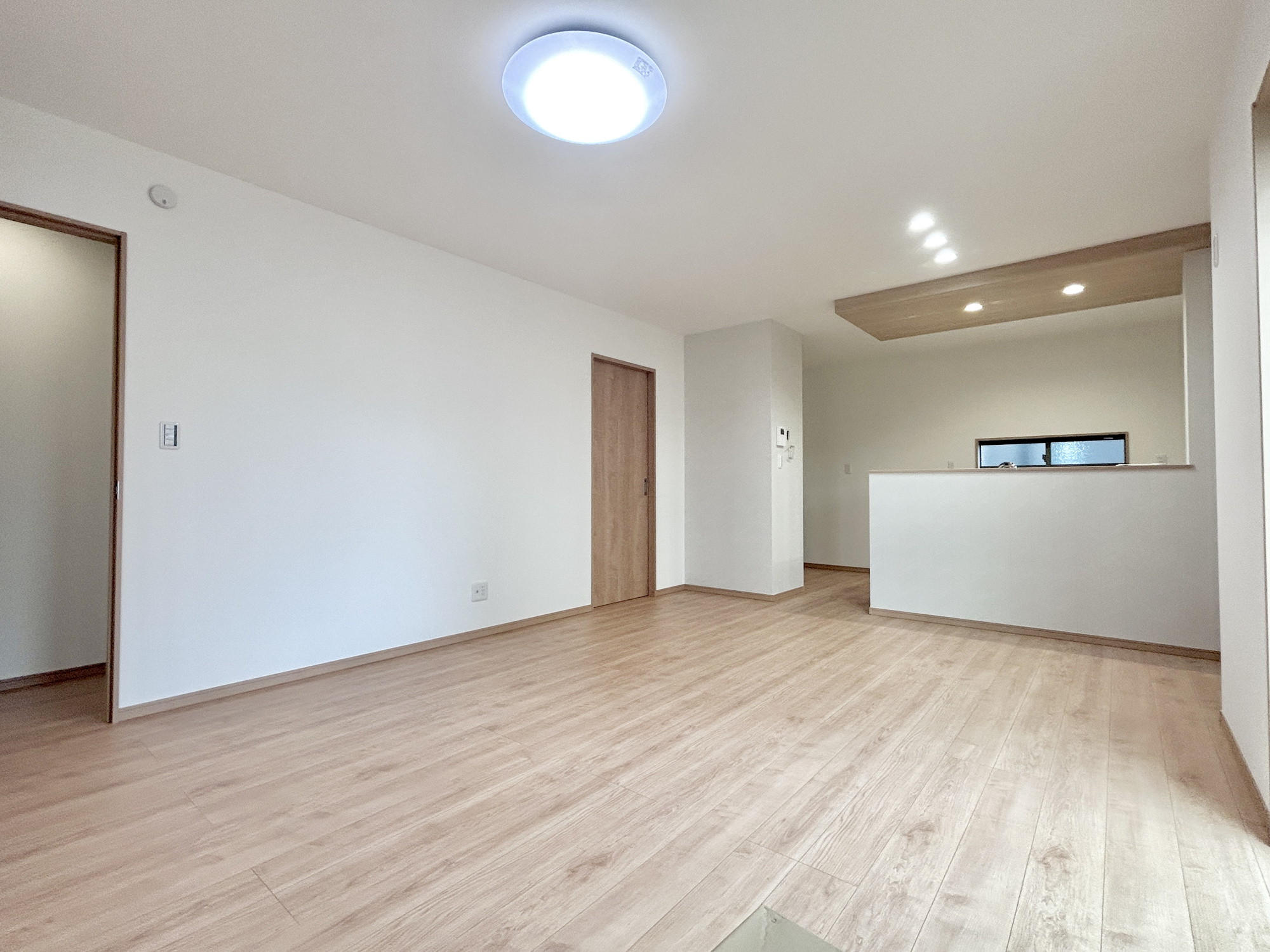 高崎市吉井町吉井第1期　新築住宅全4棟の居間・リビング|室内にいても、たっぷりの陽光と爽やかな風を感じて頂ける、開放感あふれるリビングです。
ご家族と穏やかに過ごす、心地の良い時間が流れます。