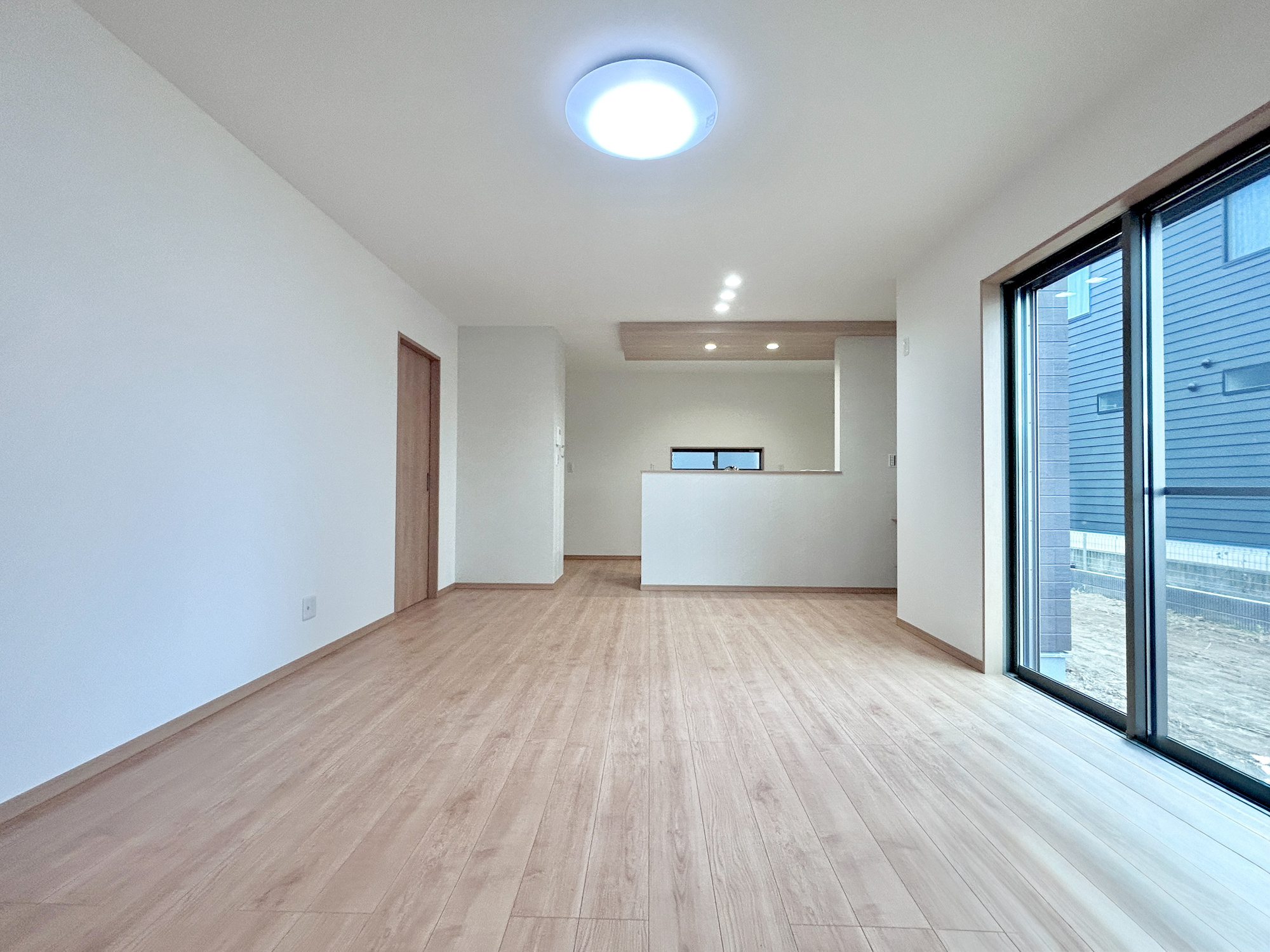 高崎市吉井町吉井第1期　新築住宅全4棟の居間・リビング|オープンな空間を生み出す、こだわりの広がりとゆとり。家族と過ごす時間を大切にしたい方にぴったりの明るくゆとりある住空間です。窓からの日差しがリビングの隅々までしっかりと届きます！ 