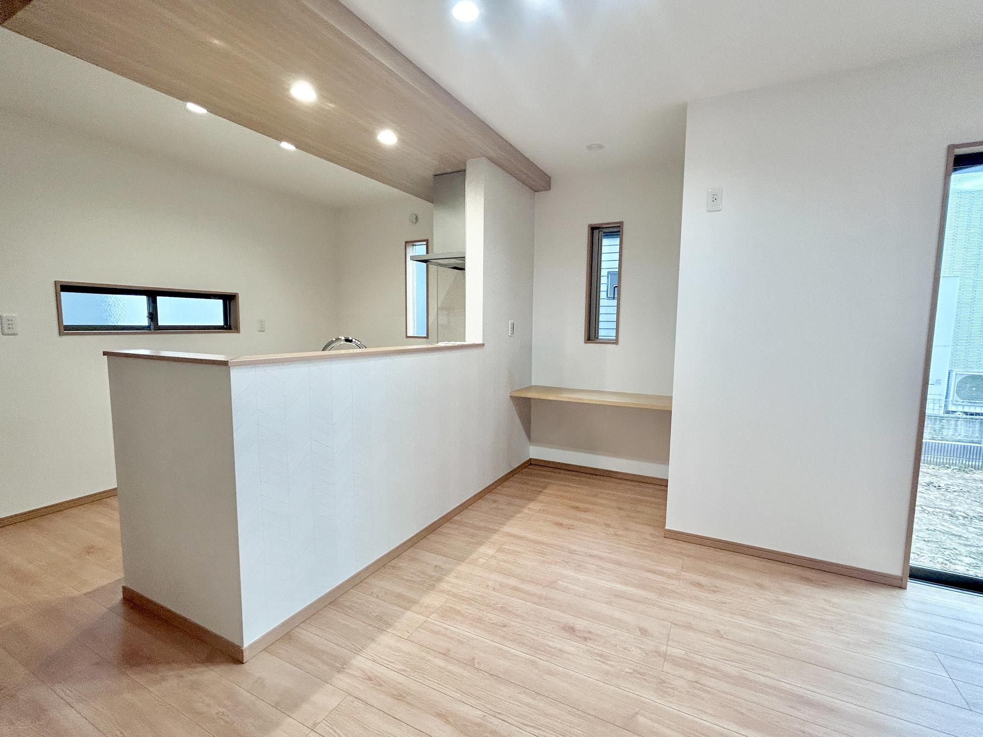 高崎市吉井町吉井第1期　新築住宅全4棟の居間・リビング|ここにはみんなが集い、食事と楽しい会話が始まる。話に夢中になりすぎて、ついつい時を忘れてしまう。そんな束の間の幸せを感じさせてくれる場所。