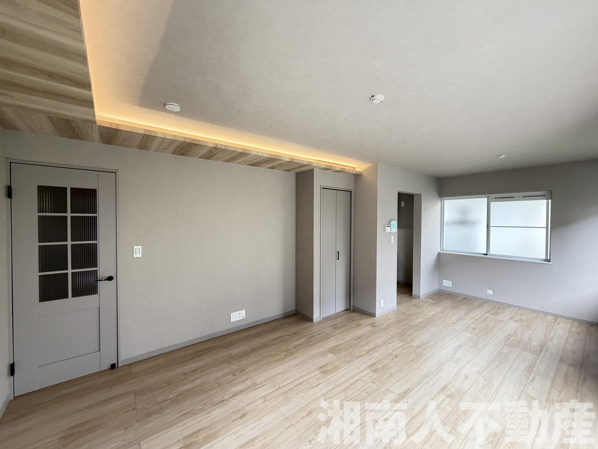 鎌倉市浄明寺６丁目１７－１１戸建の居間・リビング|おしゃれなリビングです