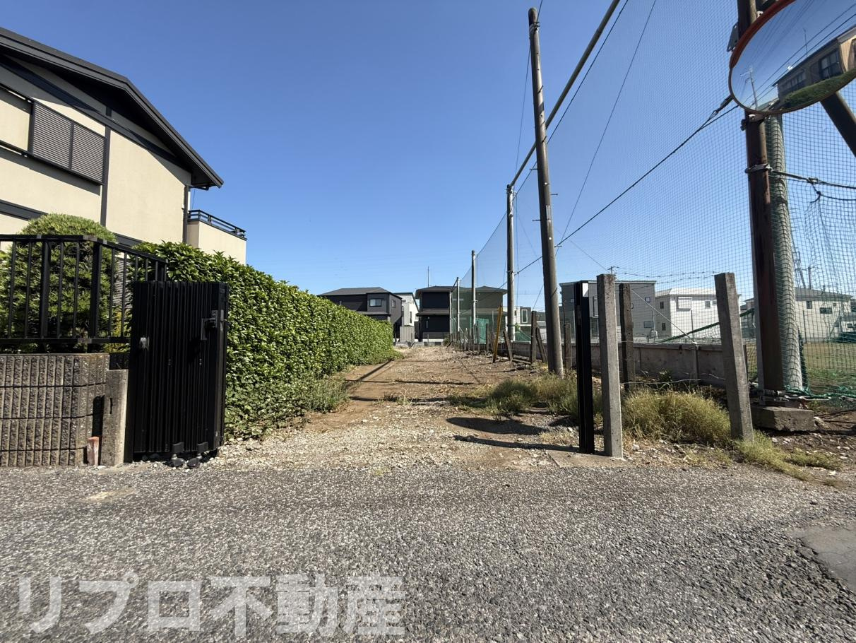 野田市花井の外観|旗竿部分はゆとりある幅員が確保されており、敷地奥まで開放感のあるアプローチとなっております！