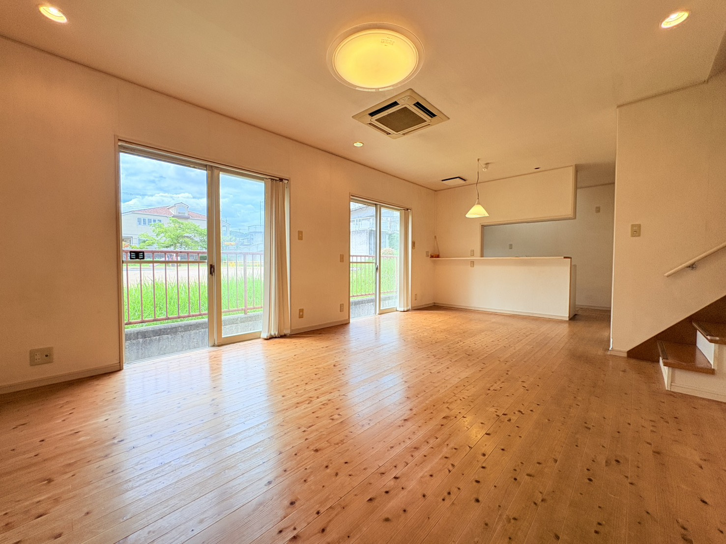 有野中町３丁目一戸建の居間・リビング|こちらのリビングで趣味の時間をお楽しみください