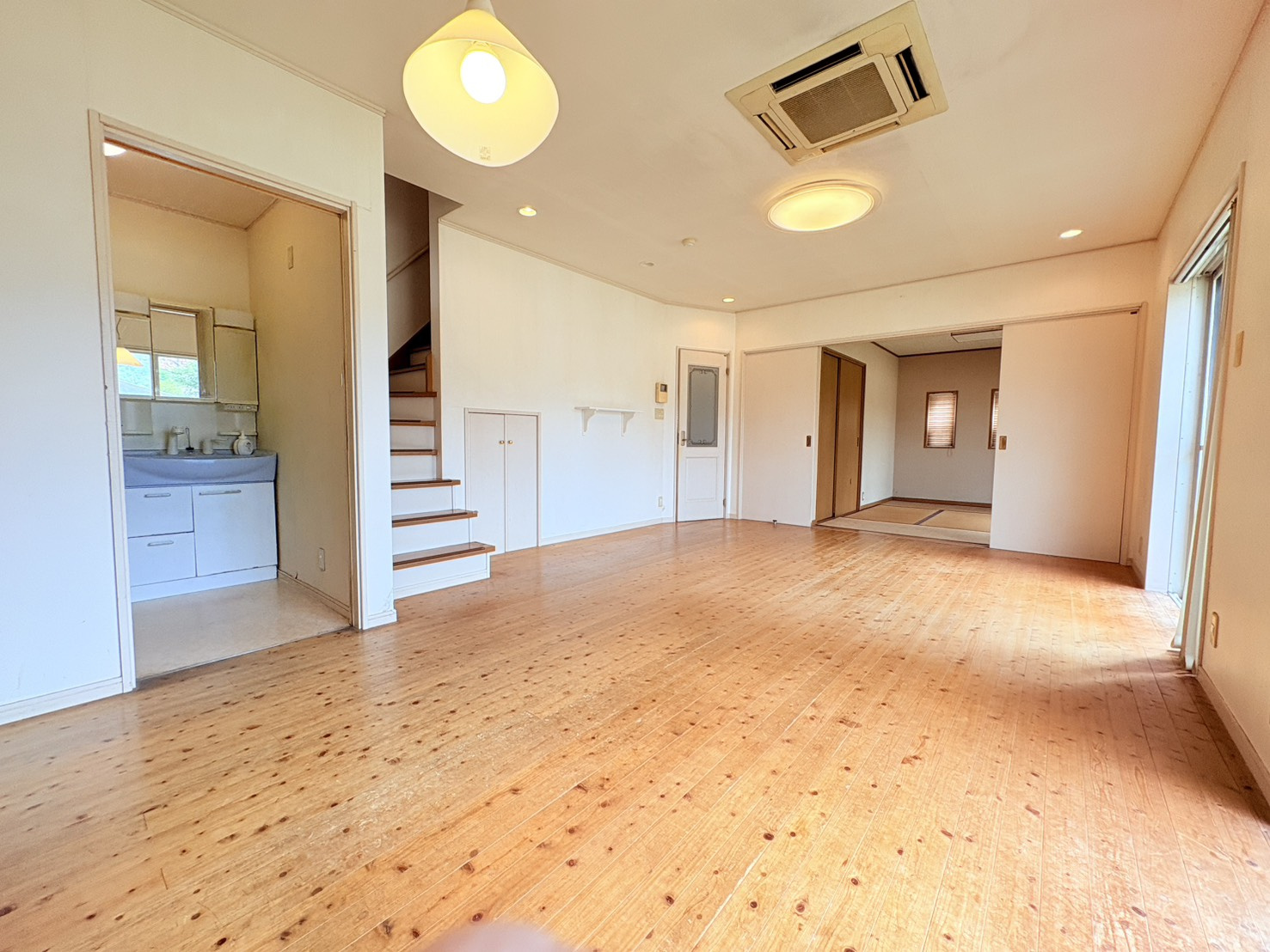 有野中町３丁目一戸建の居間・リビング|こちらのリビングで趣味の時間をお楽しみください