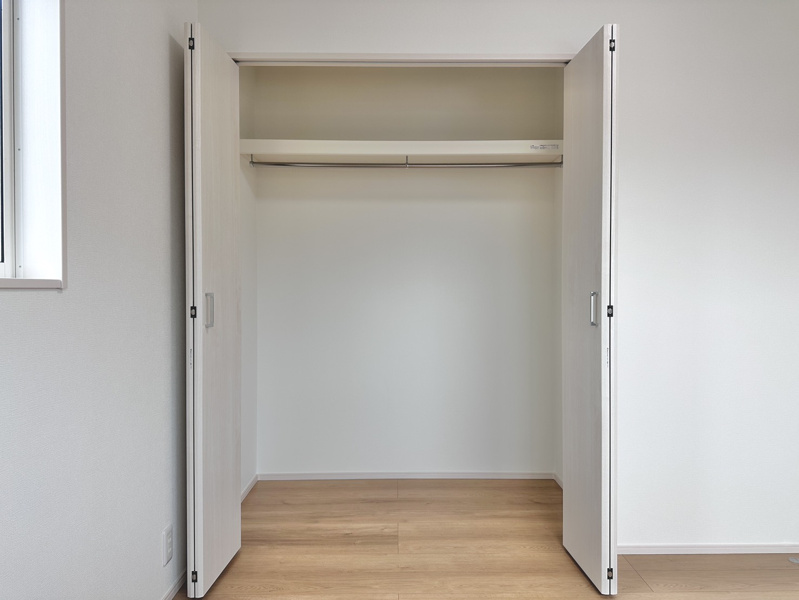 5.2帖洋室に備え付けられた大容量の折り戸式クローゼット！ハンガーパイプと上部棚付きで、ロングコートやバッグ、収納ボックスまで効率よく整頓できます♪お部屋に服が散らからずすっきり片付きます！