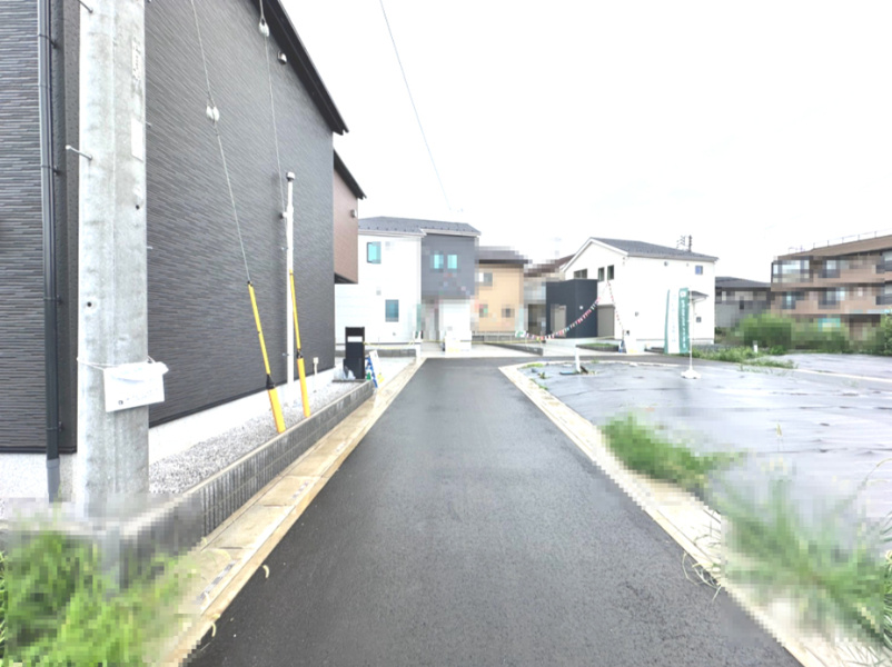 前面道路含む現地写真です