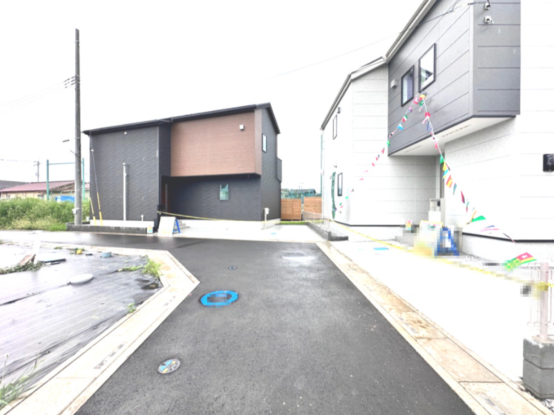 前面道路含む現地写真です