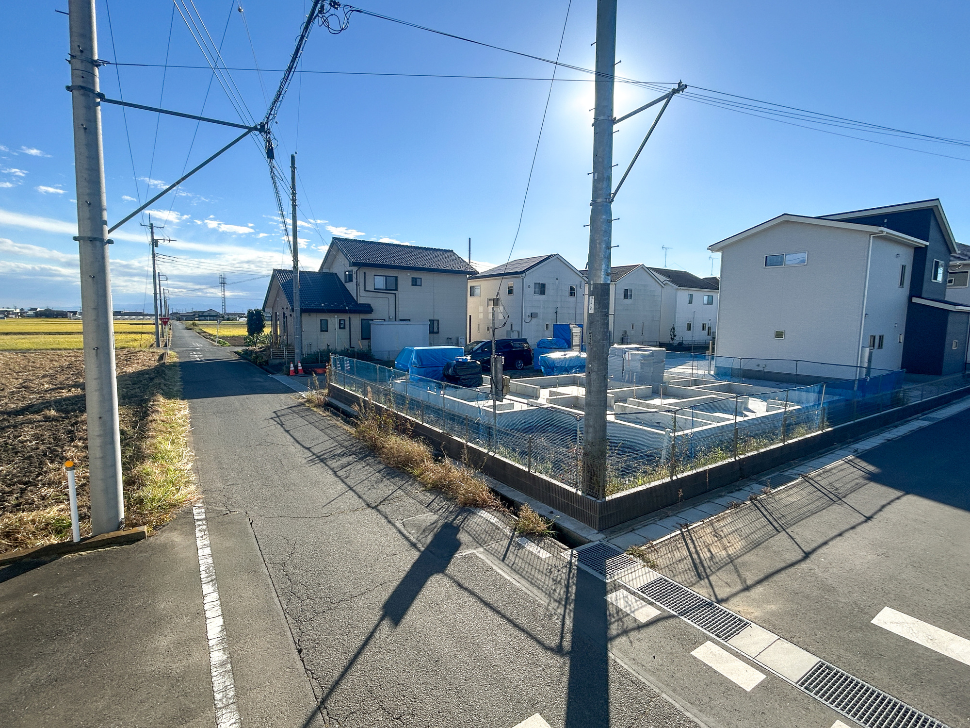 伊勢崎市西久保町第1期　新築住宅全4棟の前面道路含む現地写真|閑静な住宅地で子育て家族にピッタリ。毎日のお散歩も快適な緑に恵まれたエリアで、自然に包まれた穏やかな暮らしを実現するための、ゆとりある住環境が整っています。

