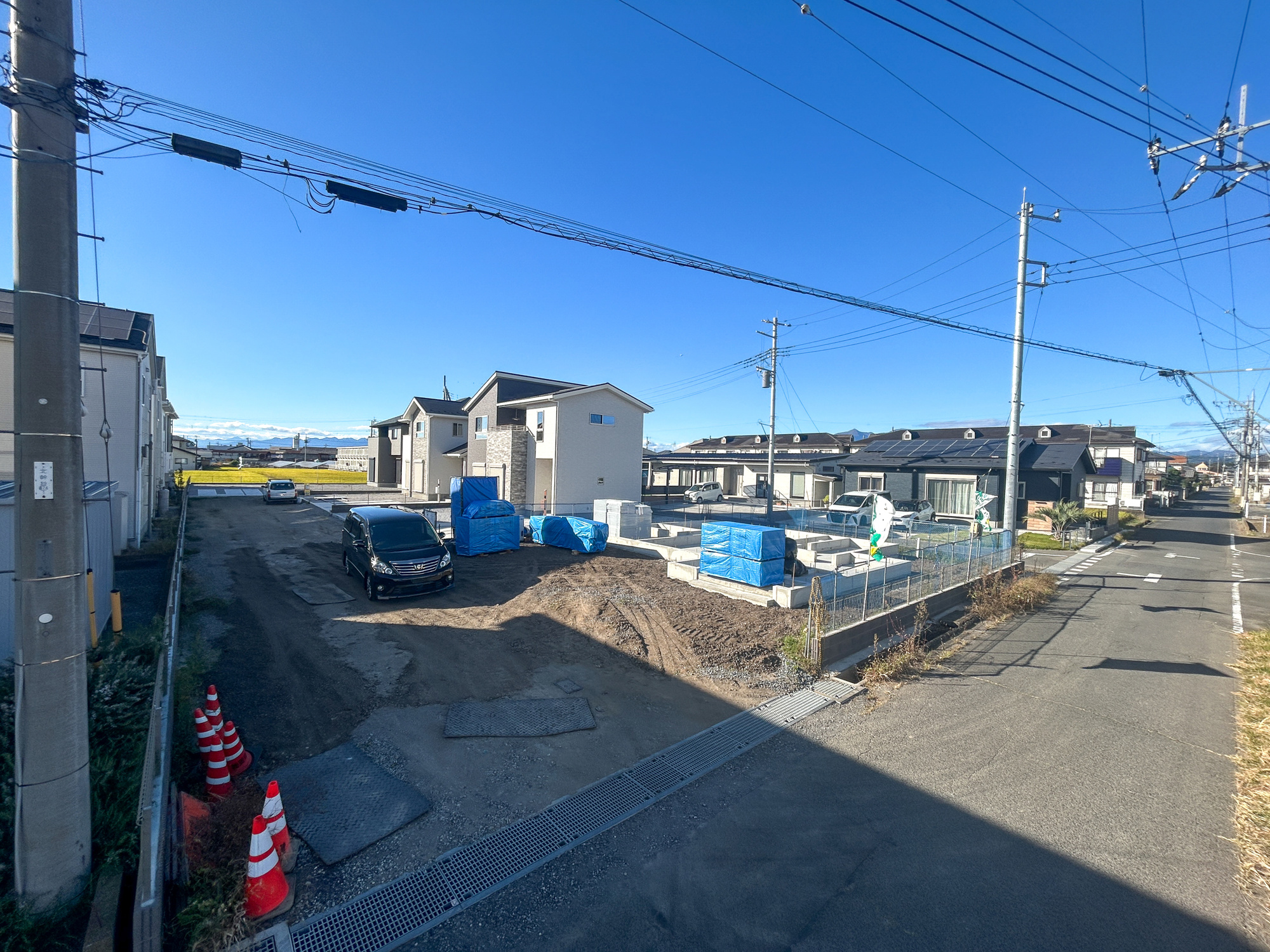 伊勢崎市西久保町第1期　新築住宅全4棟の前面道路含む現地写真|低層の一戸建てを中心とした街並みが整然と続き、周辺は高い建物が建っていないので、採光や開放性に恵まれ、空が広く緑の多い閑静な趣を感じる環境です。


