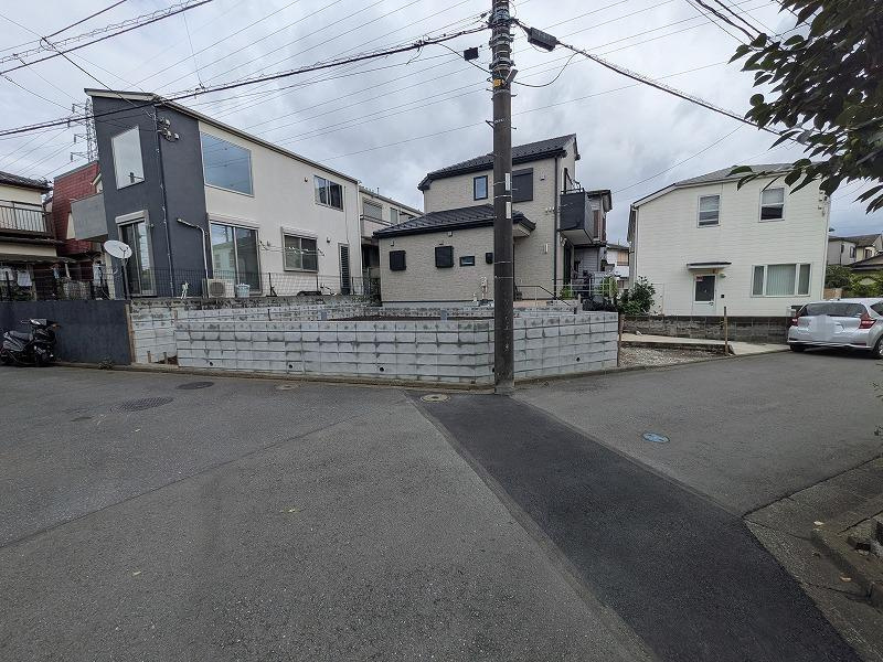 横浜市泉区下和泉2丁目 新築戸建て【仲介手数料無料】の前面道路含む現地写真