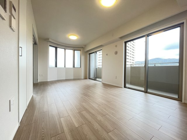 ライオンズマンション宝塚武庫川町の居間・リビング|お気に入りのソファやインテリアを置いて、自分好みのくつろぎ空間を作れます。
