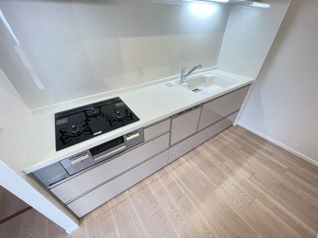 ライオンズマンション宝塚武庫川町のキッチン|「料理のしやすさ」と「家族とのコミュニケーションが自然に生まれる空間づくり」を両立できます。