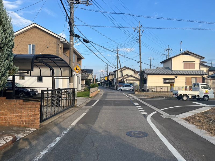 【館林市西美園町　全6区画】 
分譲地入り口の道路を西から撮影しました。
