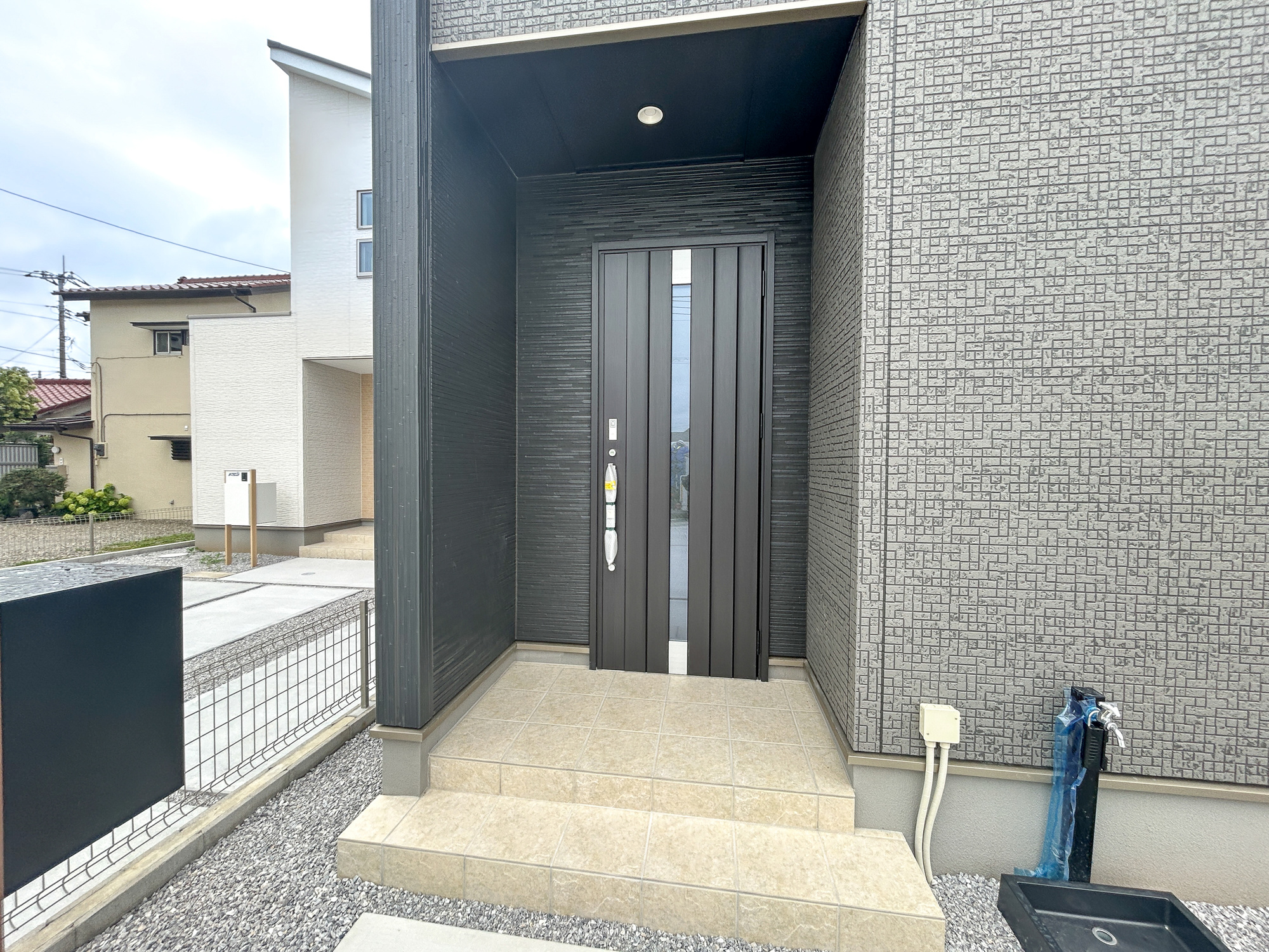 高崎市岩鼻町2期　新築住宅全2棟の玄関|玄関上は屋根があるので雨の心配いらず♪