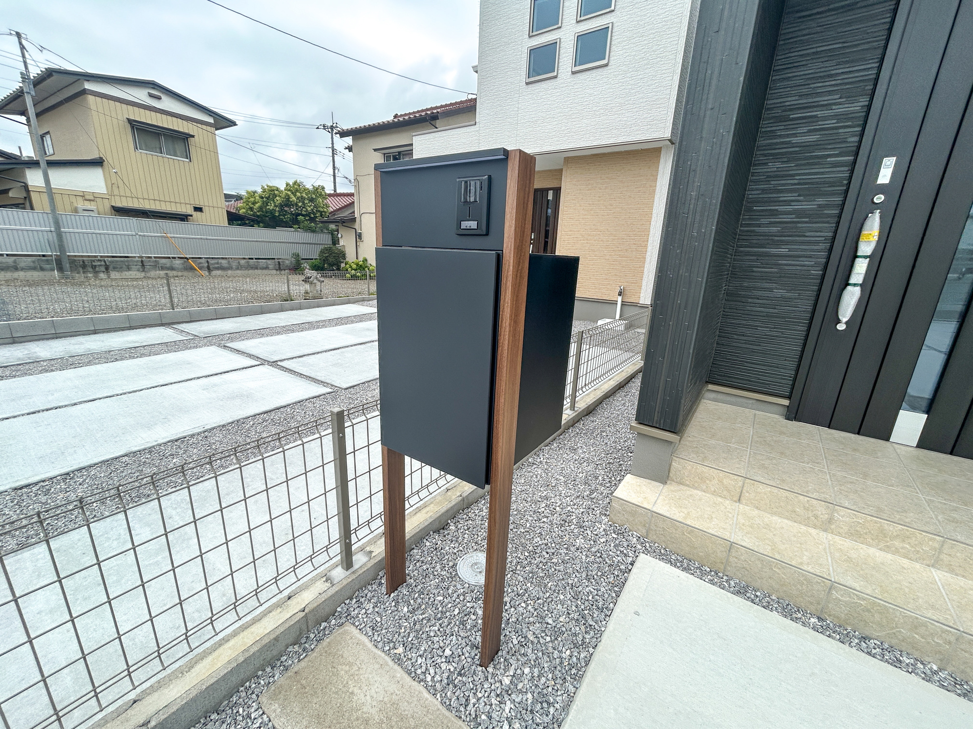 高崎市岩鼻町2期　新築住宅全2棟の設備|おしゃれな機能ポールにはポスト、インターフォン、表札設置可能です♪