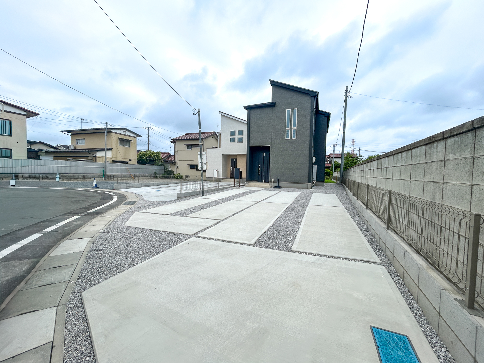 高崎市岩鼻町2期　新築住宅全2棟の駐車場|車庫土間施工、駐車3台可能です(^^♪