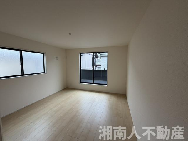 逗子市池子２丁目２８３－９１新築戸建ての洋室|落ち着いた色調の洋室です