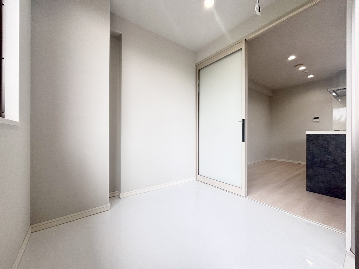 ワコーレ須磨名谷ステーションフラッツの内装|◇コンサバトリーの写真となります。
大きな窓から心地よい光が差し込み、室内にいながら開放感を楽しめる特別な空間。読書やティータイム、趣味の時間など、暮らしにゆとりと彩りを添えてくれます。