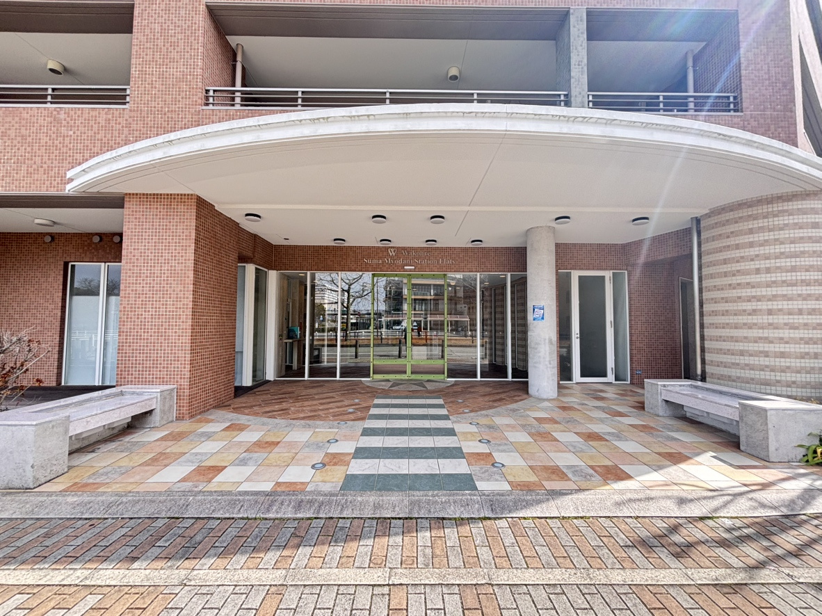 ワコーレ須磨名谷ステーションフラッツのエントランス|◇マンションの顔ともいえるエントランス。住まう方やゲストを心地よく迎える、落ち着いた雰囲気のエントランスです。