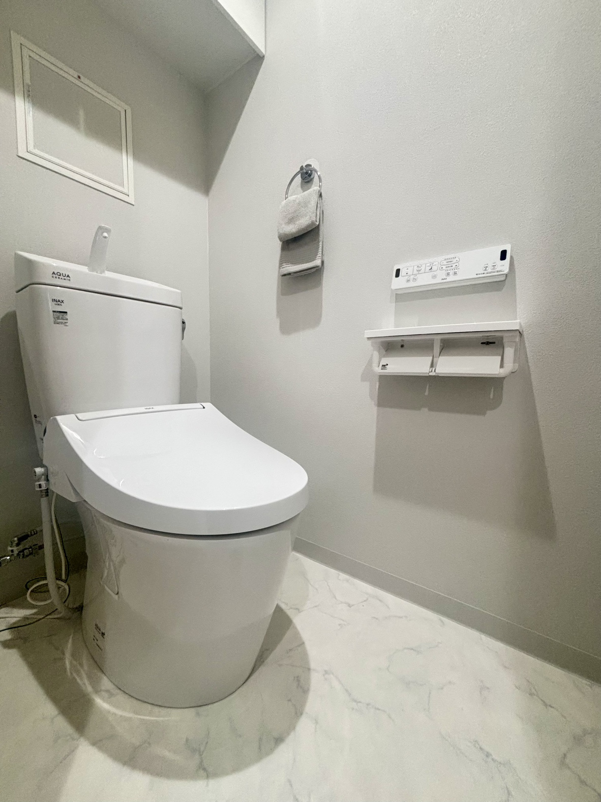 ワコーレ須磨名谷ステーションフラッツのトイレ|◇上部には吊戸棚を備えたトイレ。トイレットペーパーや掃除用品などをすっきり収納できます。