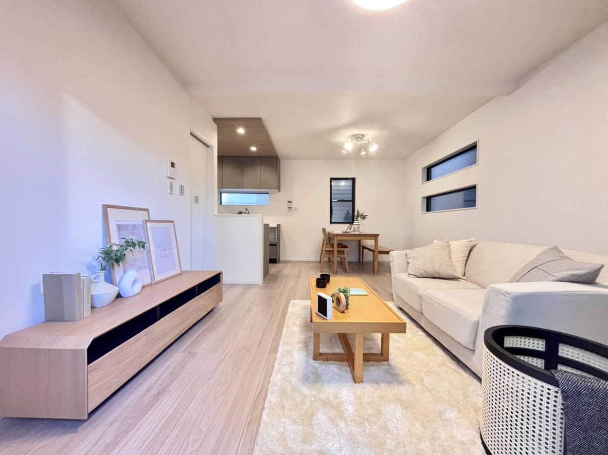 記田町１丁目 新築戸建ての居間・リビング|・リビングダイニングは家族や友人とのコミュニケーションを楽しむ場所でくつろぎながら食事や会話を楽しめ、多目的に利用できリラックスできる空間です。
