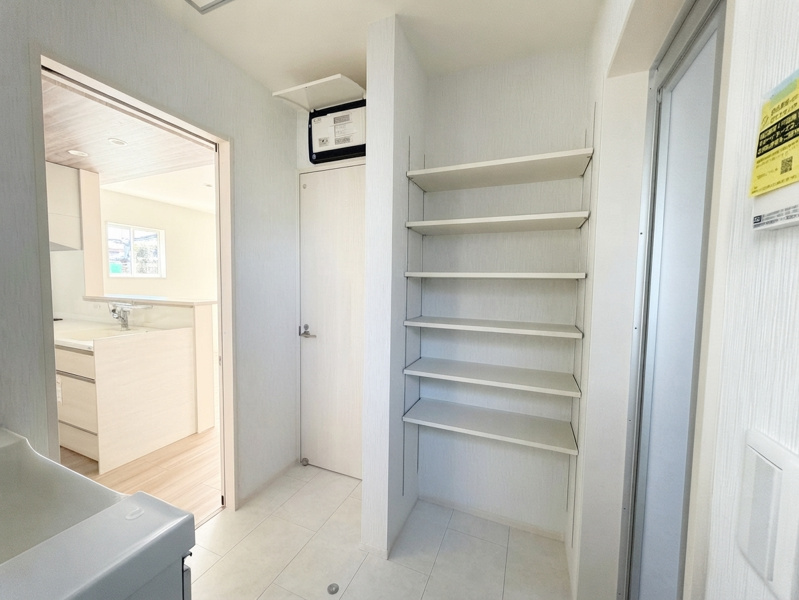 可動式の棚収納が付いた洗面室です。タオルや肌着の他に洗剤や掃除用品のストックにも便利です。