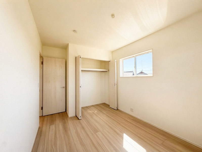 洋室6帖　横長のスリット窓が並んだオシャレで落ち着きのあるお部屋です。クローゼット付きで収納もバッチリ。