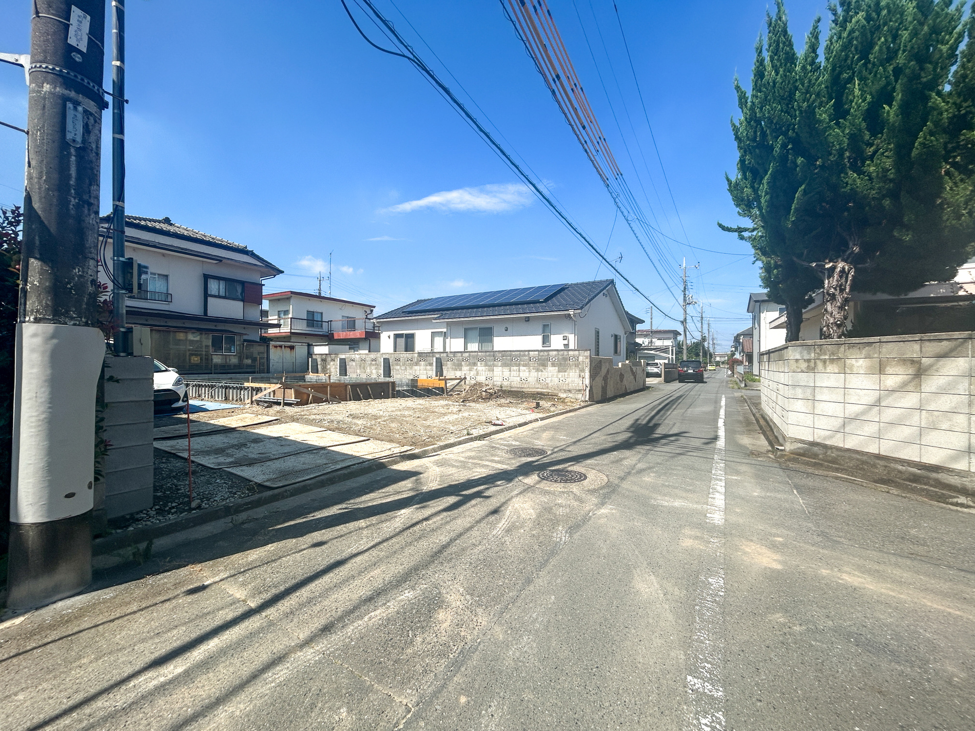 前橋市大利根町1丁目　新築住宅全1棟の前面道路含む現地写真|低層の一戸建てを中心とした街並みが整然と続き、周辺は高い建物が建っていないので、採光や開放性に恵まれ、空が広く緑の多い閑静な趣を感じる環境です。

