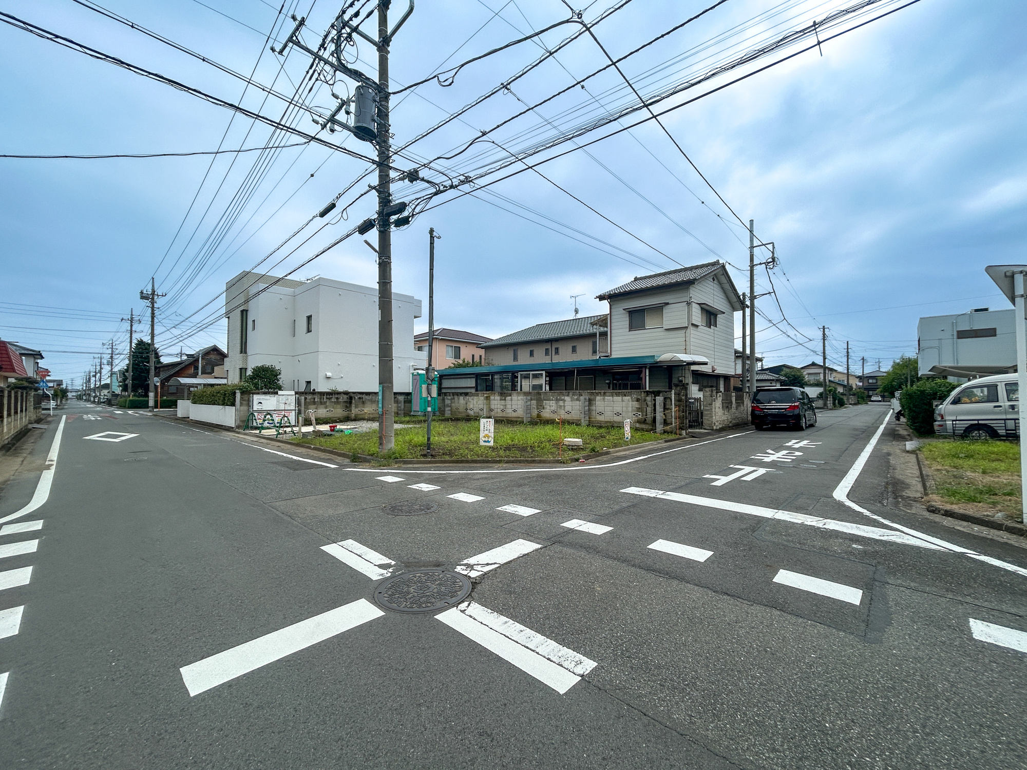 前橋市山王町1丁目　　新築住宅全1棟の前面道路含む現地写真|閑静な住宅地で子育て家族にピッタリ。毎日のお散歩も快適な緑に恵まれたエリアで、自然に包まれた穏やかな暮らしを実現するための、ゆとりある住環境が整っています。

