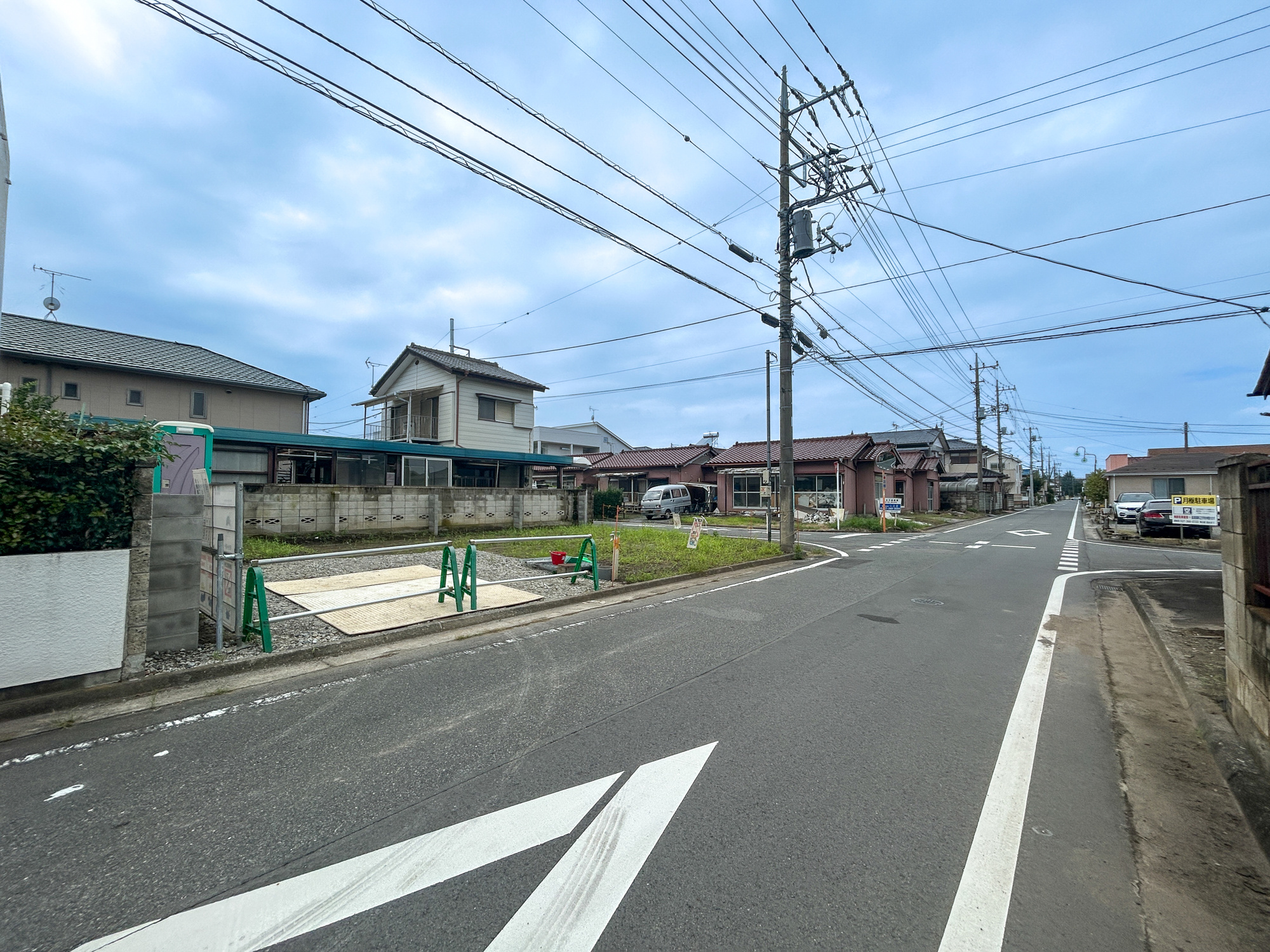 前橋市山王町1丁目　　新築住宅全1棟の前面道路含む現地写真|低層の一戸建てを中心とした街並みが整然と続き、周辺は高い建物が建っていないので、採光や開放性に恵まれ、空が広く緑の多い閑静な趣を感じる環境です。

