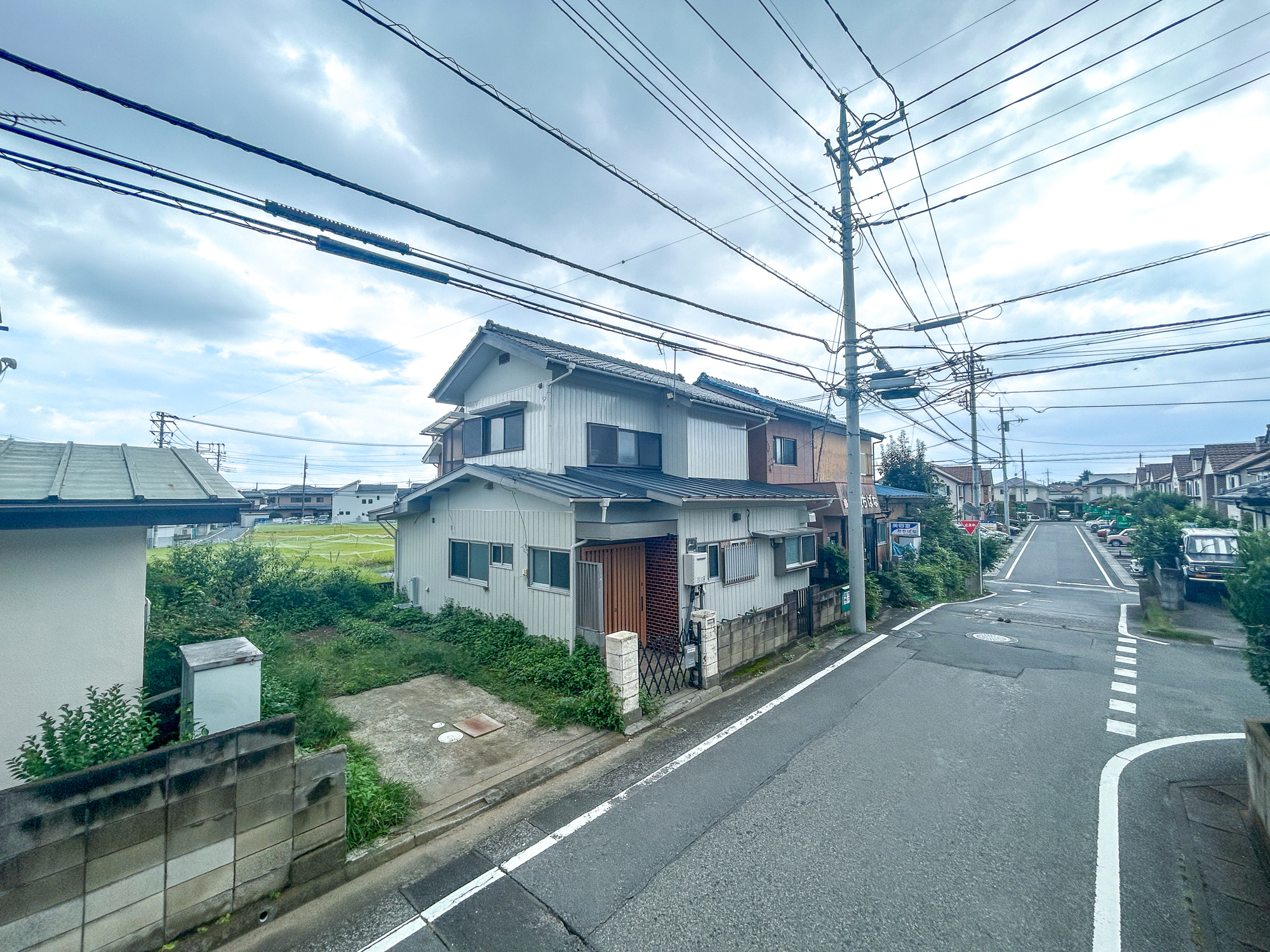 前橋市青柳町2期　中古住宅の前面道路含む現地写真|閑静な住宅地で子育て家族にピッタリ。毎日のお散歩も快適な緑に恵まれたエリアで、自然に包まれた穏やかな暮らしを実現するための、ゆとりある住環境が整っています。

