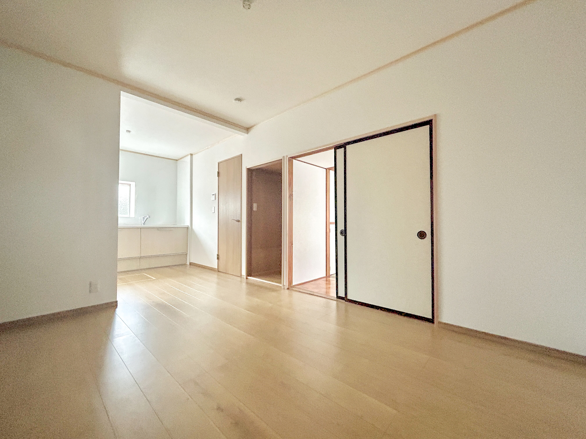 前橋市青柳町2期　中古住宅の居間・リビング|オープンな空間を生み出す、こだわりの広がりとゆとり。家族と過ごす時間を大切にしたい方にぴったりの明るくゆとりある住空間です。窓からの日差しがリビングの隅々までしっかりと届きます！ 