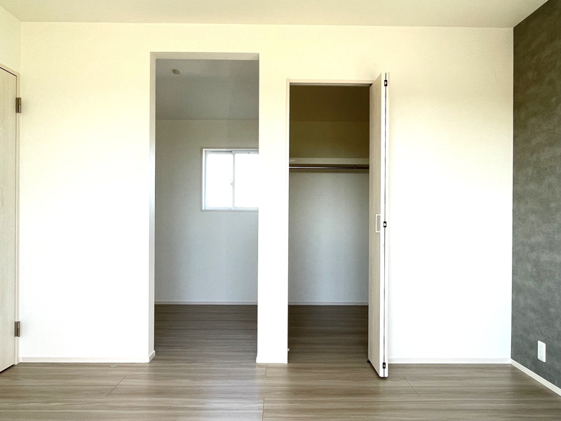 8帖の洋室にはウオークインクローゼットが付いているので、ご夫婦の洋服が沢山収納できます。
また、