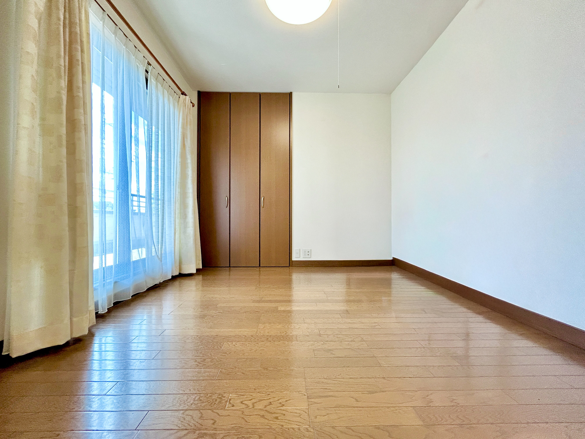 前橋市岩神町　中古住宅の子供部屋|【2F】充分な広さと収納機能を備えた部屋はお子様の自発性と成長を促します。お子様の成長を支える、勉強や好きなことに没頭する学びの空間にどうぞ。
