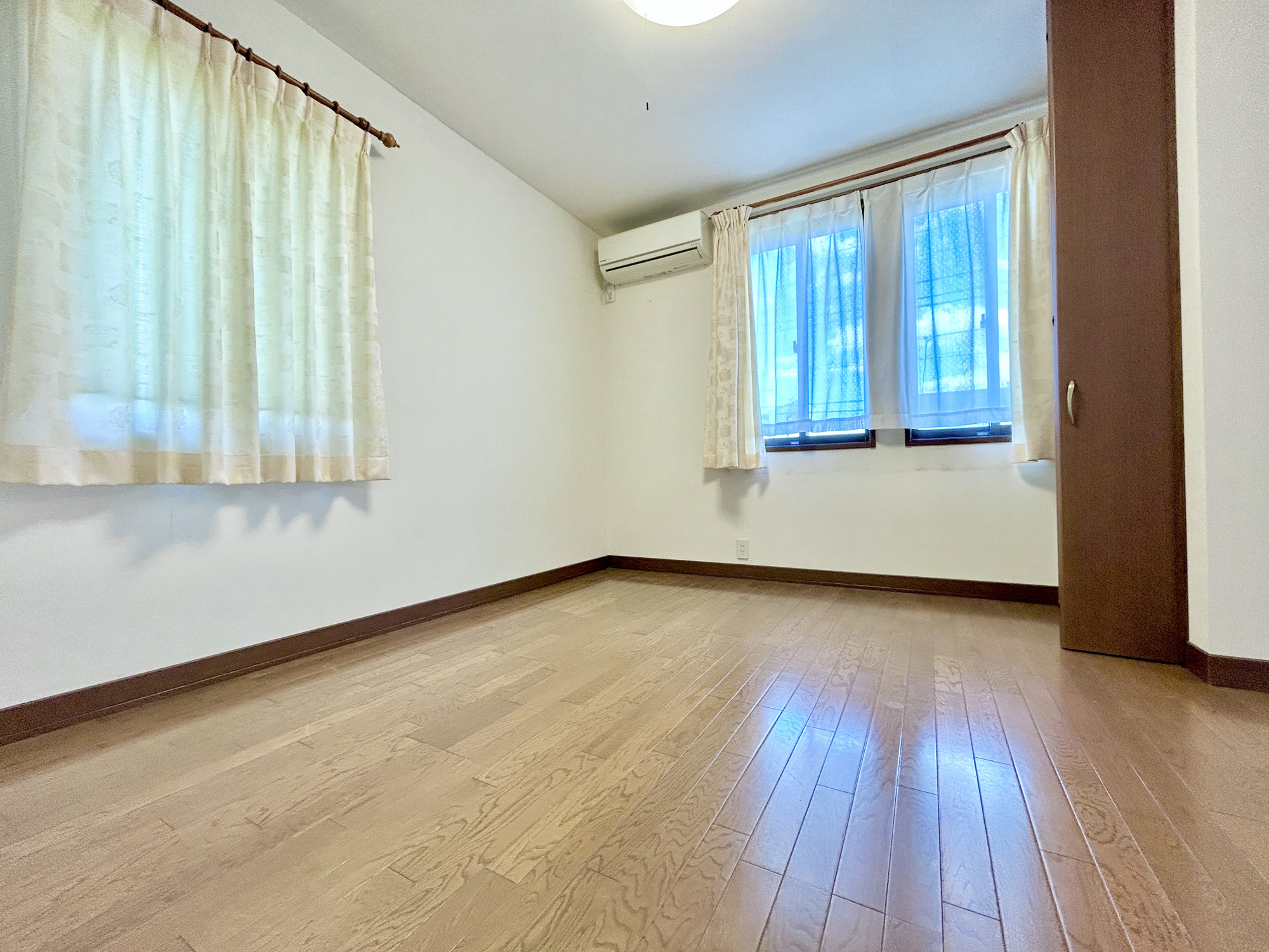 前橋市岩神町　中古住宅の洋室|【2F】大きな窓からたっぷりの日差しが降り注ぐ明るい室内です。気持ちの良い朝日を受けて、目覚めの良い健康的な朝を迎えられそうです。 

