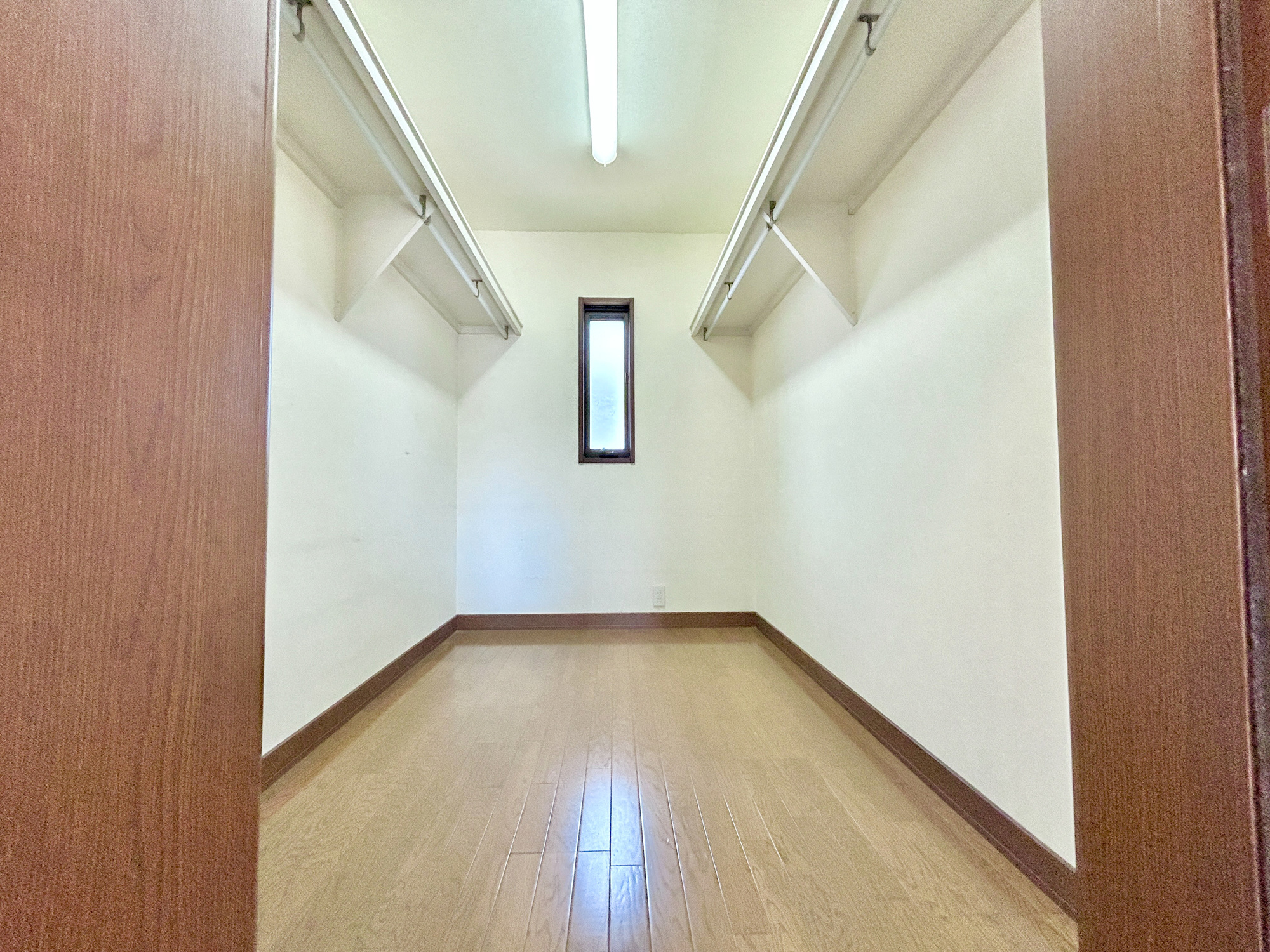 前橋市岩神町　中古住宅の収納|"たくさんのお洋服が入る、ウォークインクローゼット。
お洋服以外にも掃除機やスーツケースなどを一箇所に集約できるのが魅力です♪
収納ケースを置かなくていいのでお部屋の見た目にもスッキリ！"
