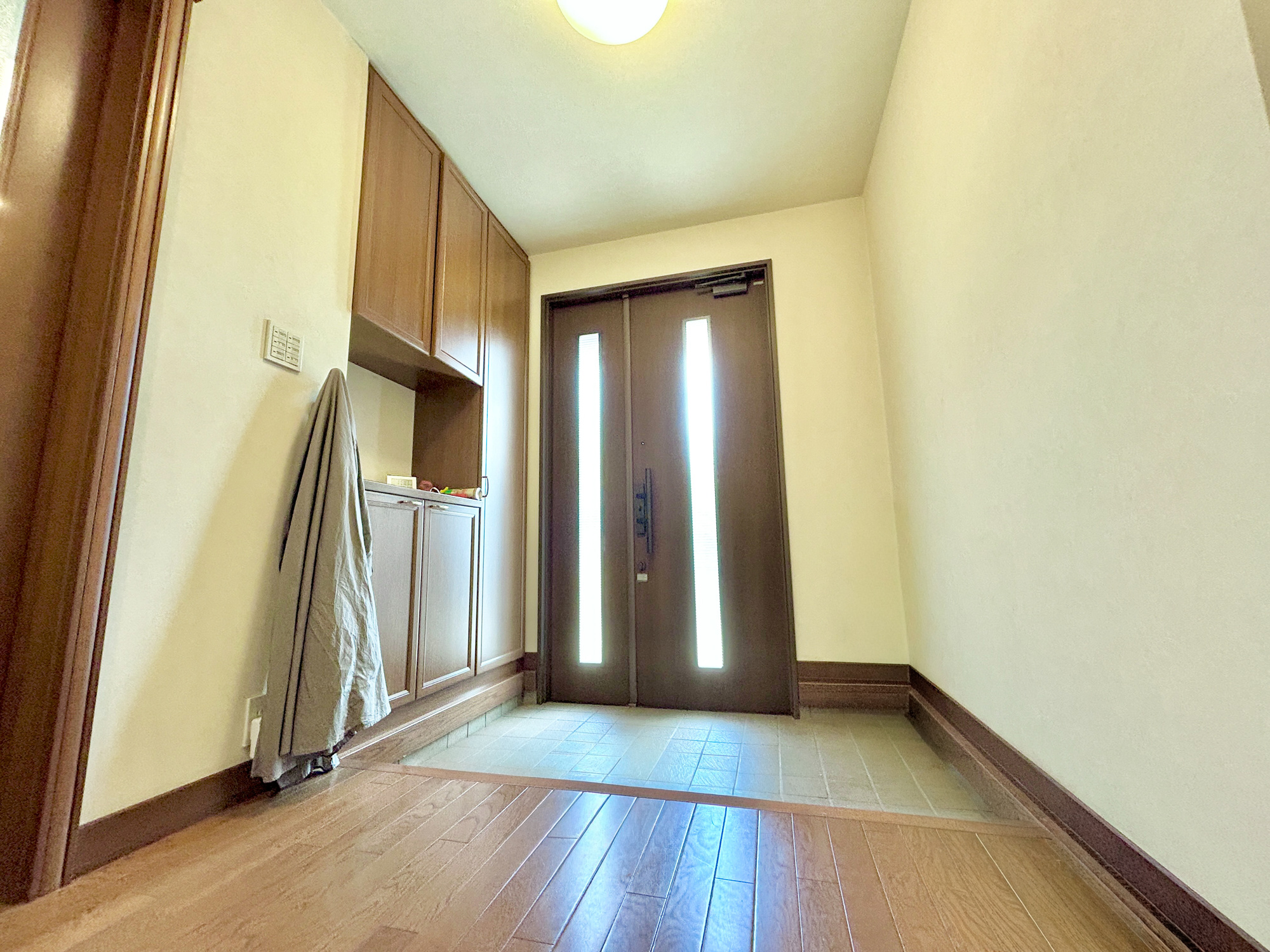 前橋市岩神町　中古住宅の内装|シンプルなエントランス＆ホール。ゆとりを感じさせ、明るい空間が住まう人や訪れる人を心地よく迎え入れてくれます。
