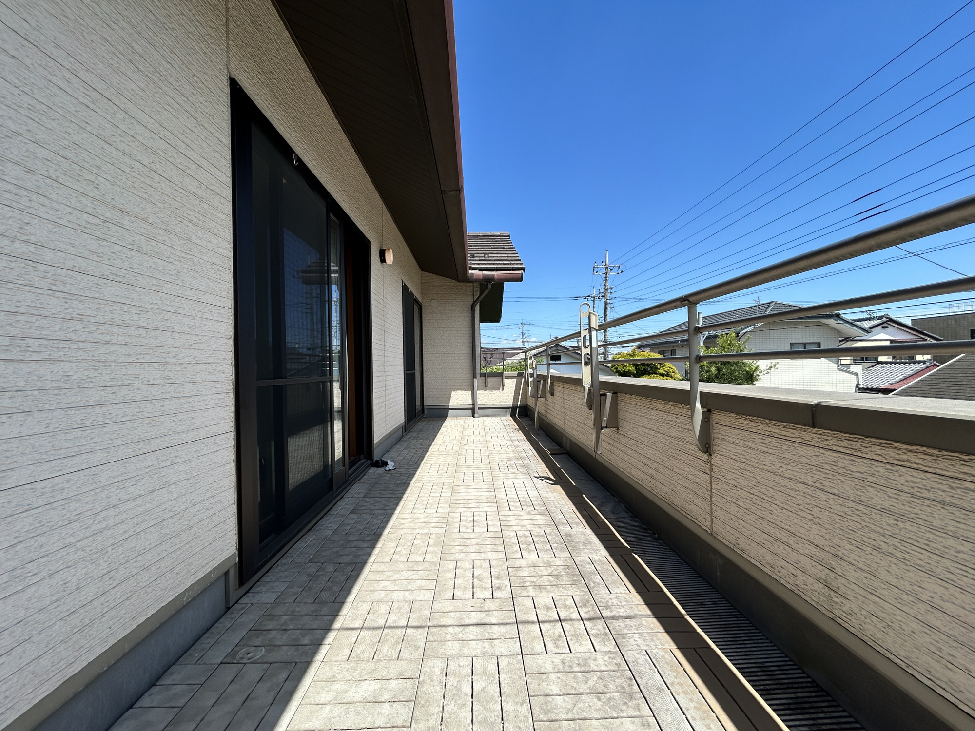 前橋市岩神町　中古住宅のバルコニー|開放的なバルコニーは見晴らしもよく、太陽の温かな温もりをめいっぱい受け止めてくれます。太陽の光と爽やかな風を受けたお洗濯物はあっという間に乾き、取りこむ時には太陽の匂いを感じられそうですね。
