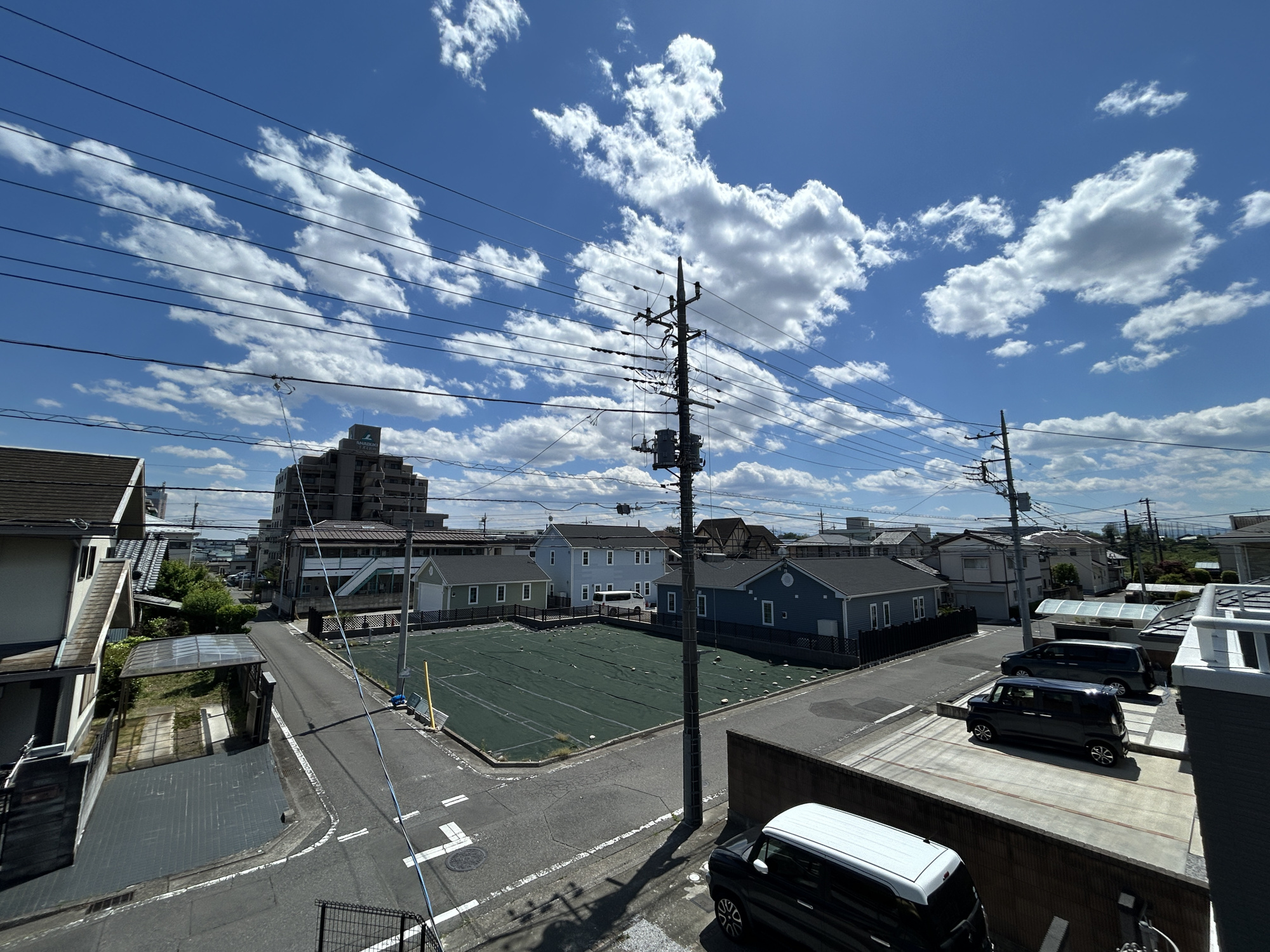 前橋市岩神町　中古住宅の展望|前面道路は閑静な住宅地をはしる車通りの少ない道路。お車の出し入れが苦手なママや小さなお子様にも安心ですね。しっかり舗装もされているので、ベビーカーや自転車で通っても快適に通行できます。
