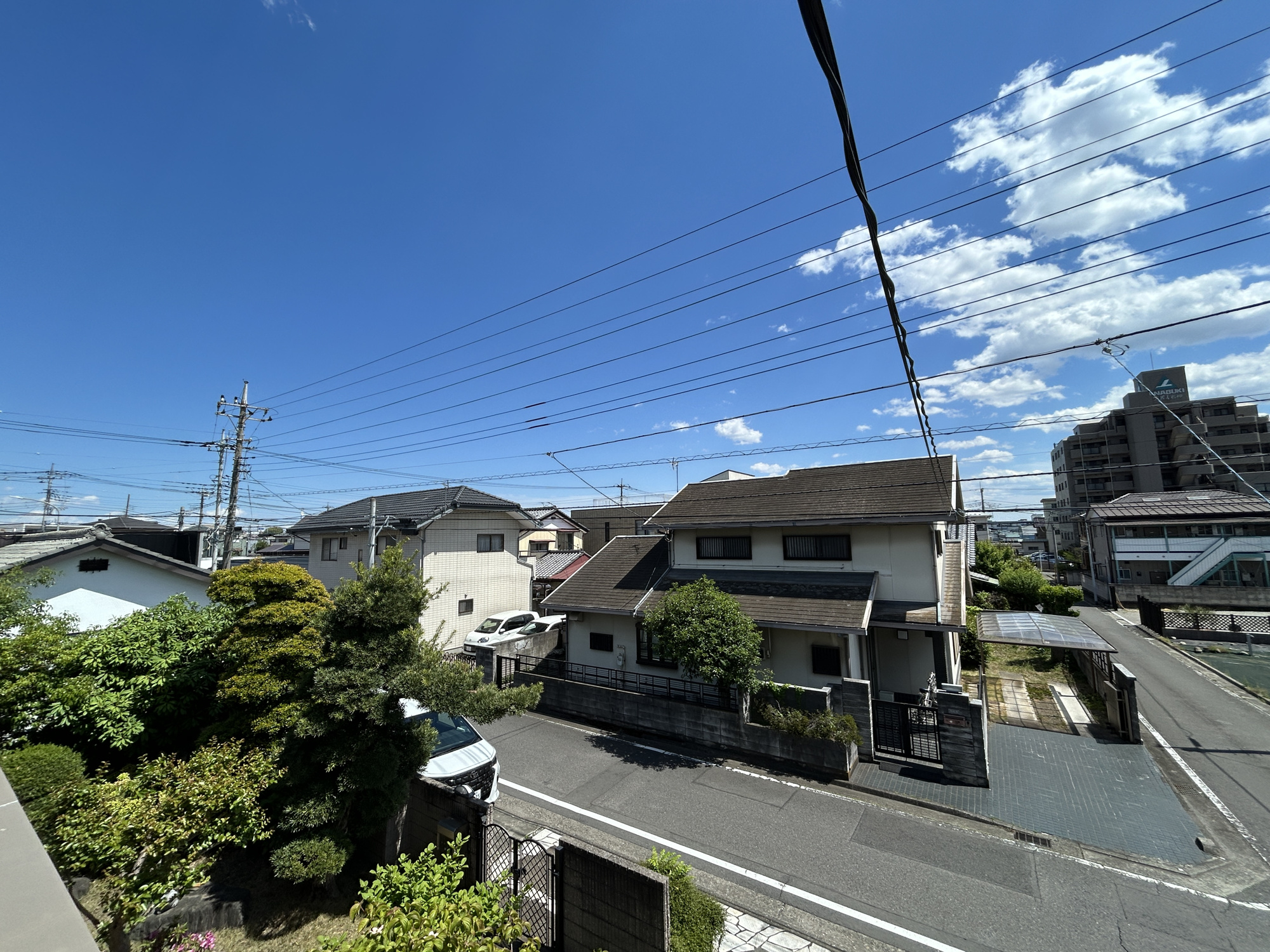 前橋市岩神町　中古住宅の展望|低層の一戸建てを中心とした街並みが整然と続き、周辺は高い建物が建っていないので、採光や開放性に恵まれ、空が広く緑の多い閑静な趣を感じる環境です。

