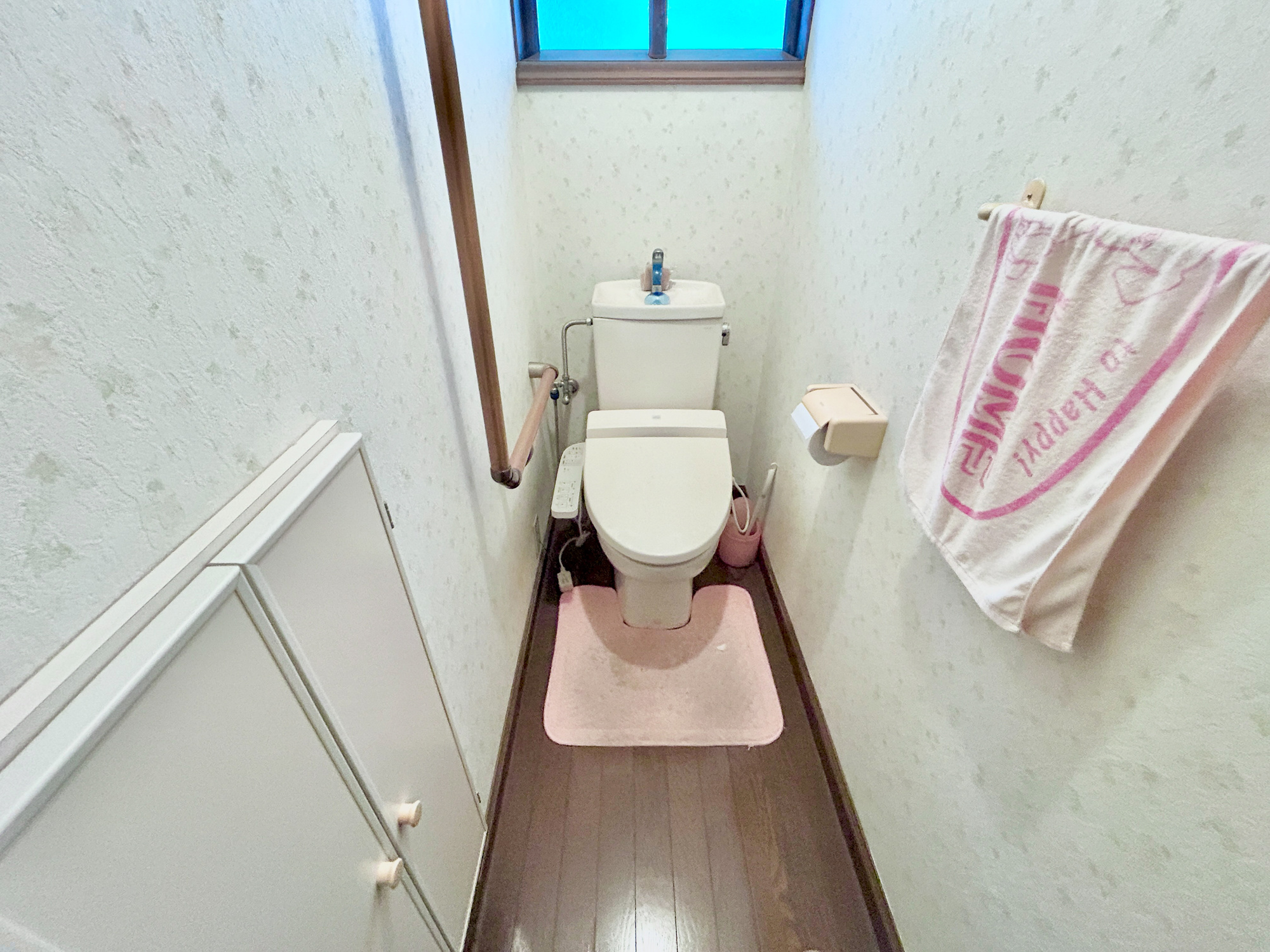 前橋市天川大島町３丁目　中古戸建のトイレ|節水性能の高いトイレはもちろんウォシュレット付き♪便器のフチがないタイプなので、お掃除もサッとひと拭きでOK！壁埋込型収納も付いており、スッキリ広々とご利用いただけます。